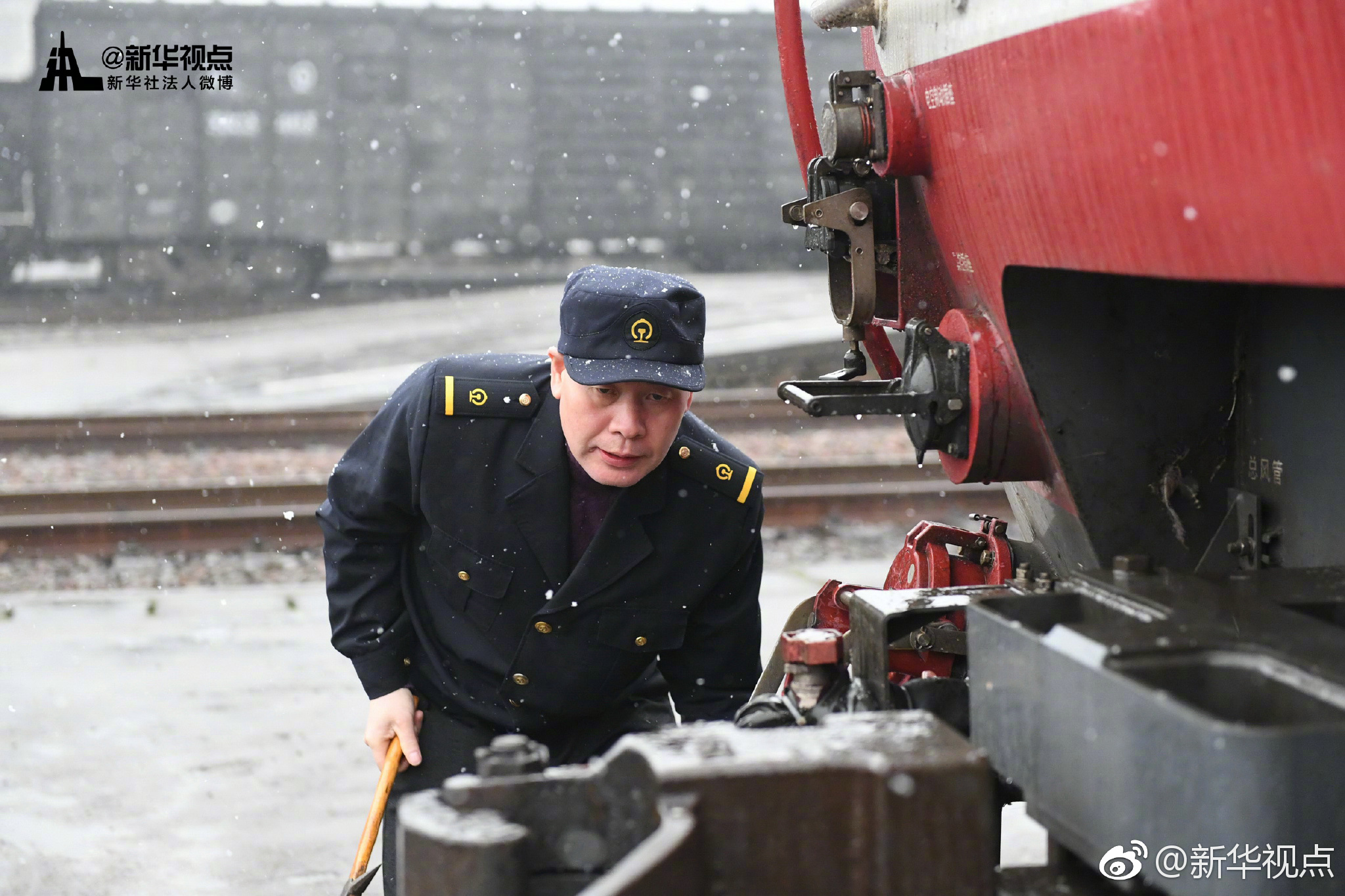 看火车司机余向阳25年,84本行车手账中的"春运印记"