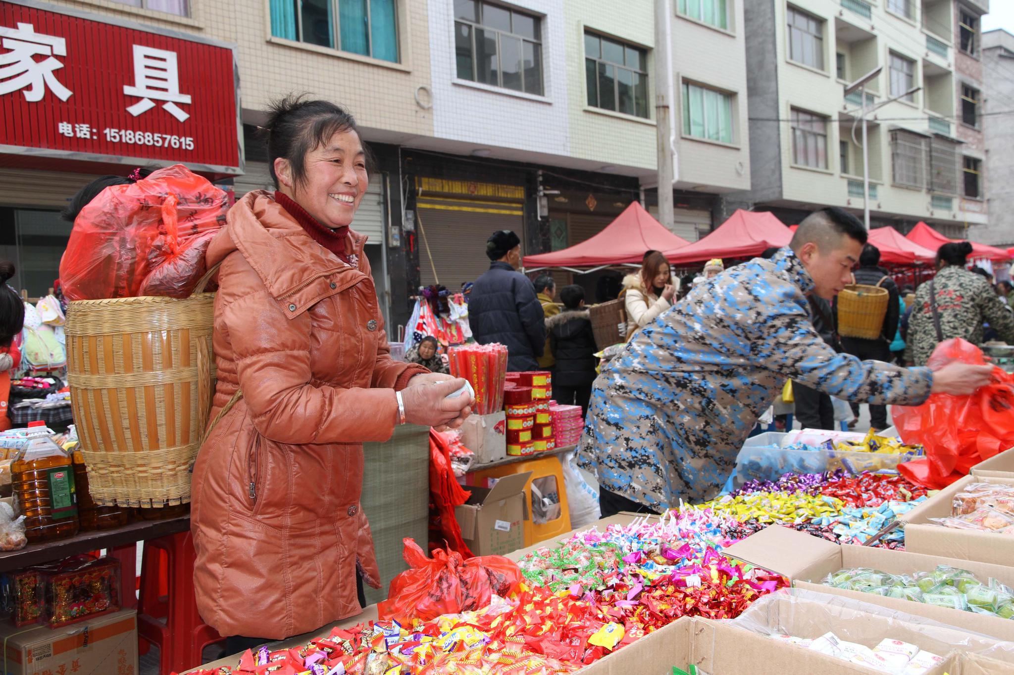 贵州三穗:群众赶集 忙备年货