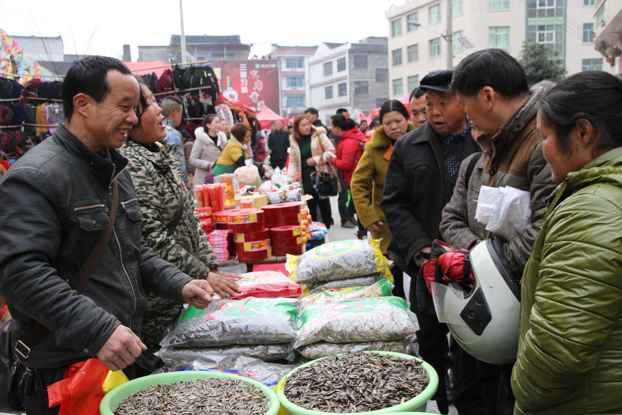 贵州三穗:群众赶集 忙备年货