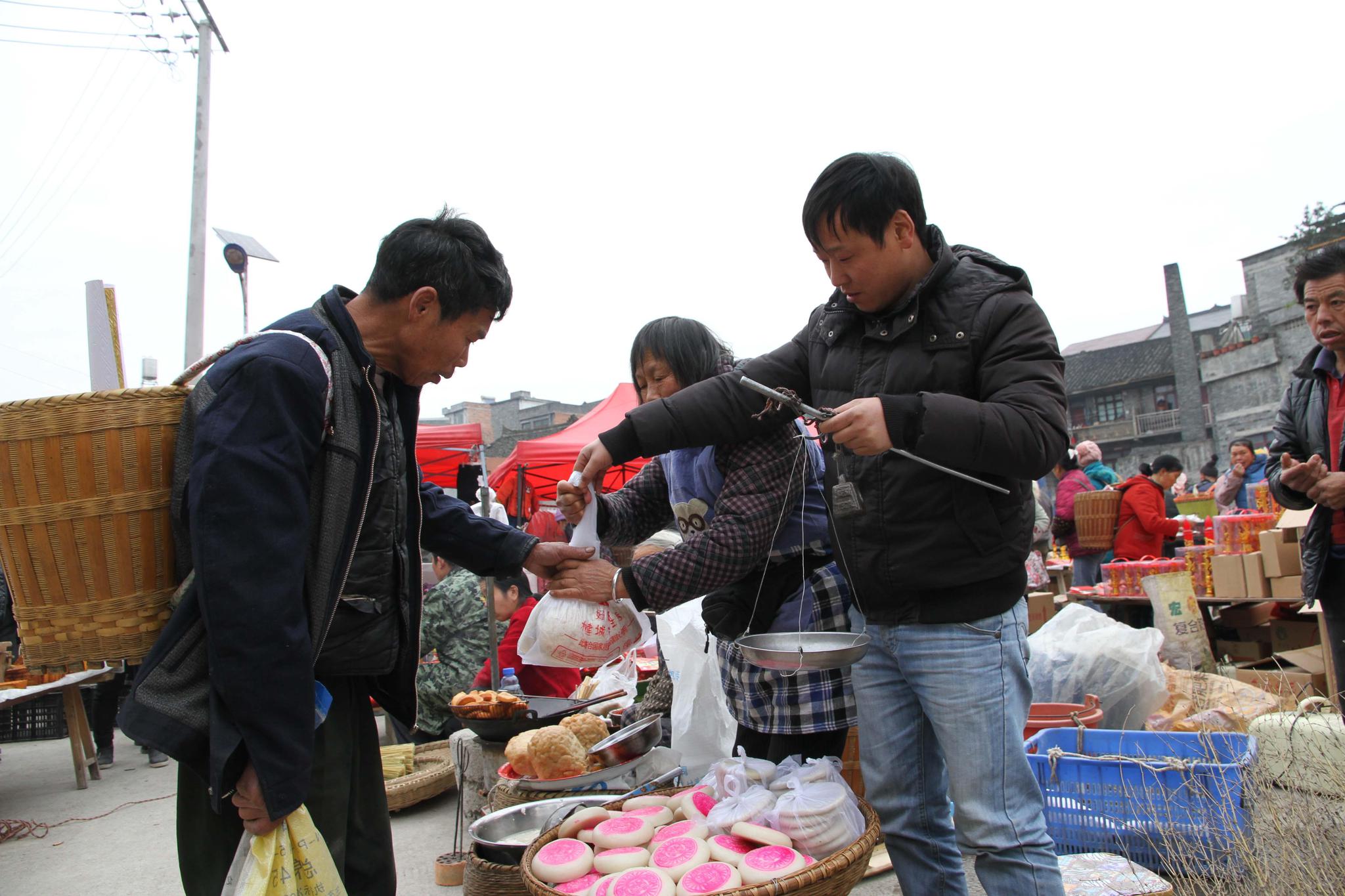 贵州三穗:群众赶集 忙备年货