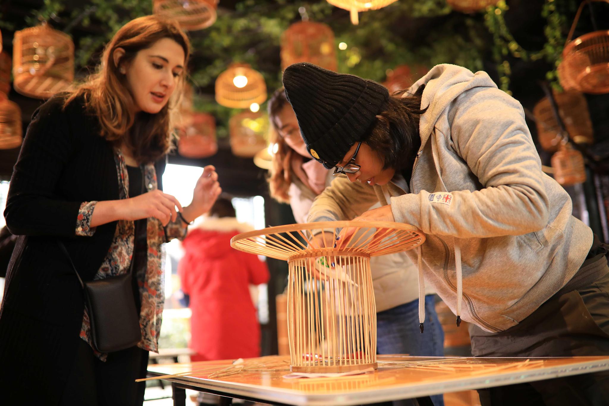 贵州丹寨:多国留学生 苗乡学手艺