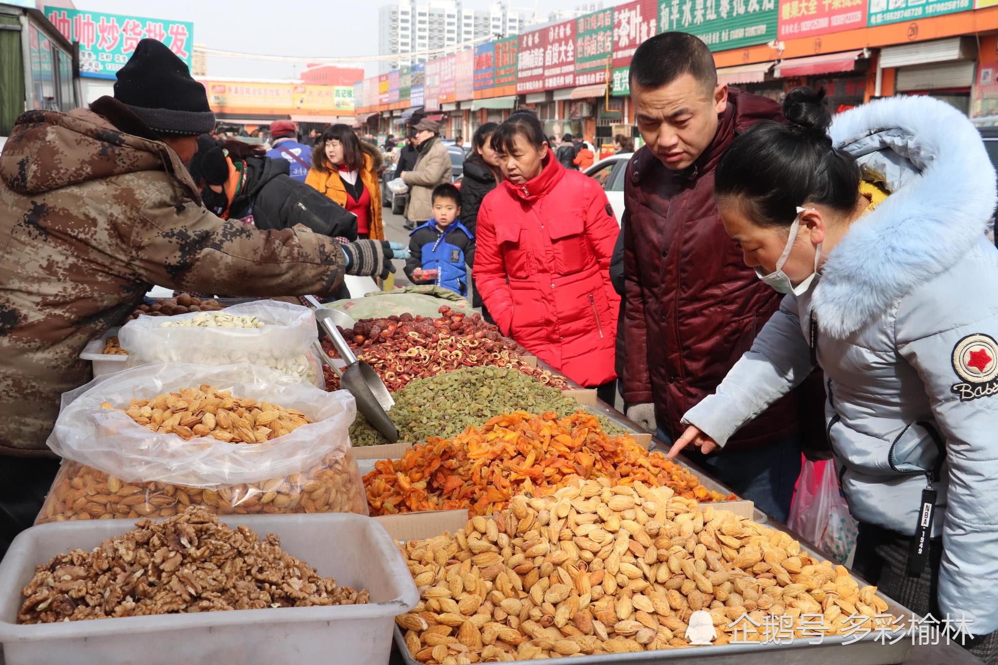 榆林菜市场年味浓 年货摊前挤满人