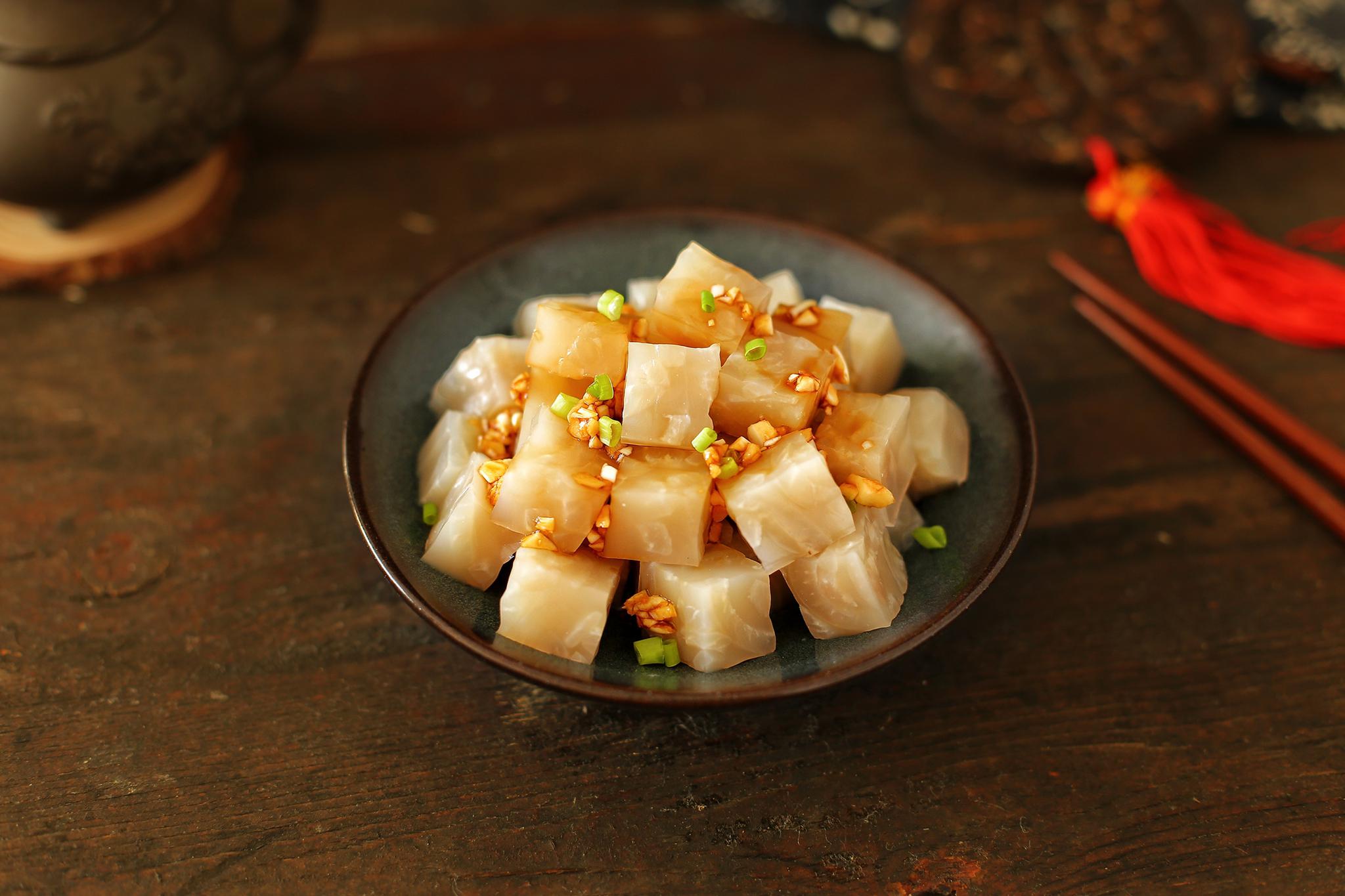 制作猪皮冻一点都不难,前提是不要懒,要想皮冻q弹不油腻,只需在刮油脂