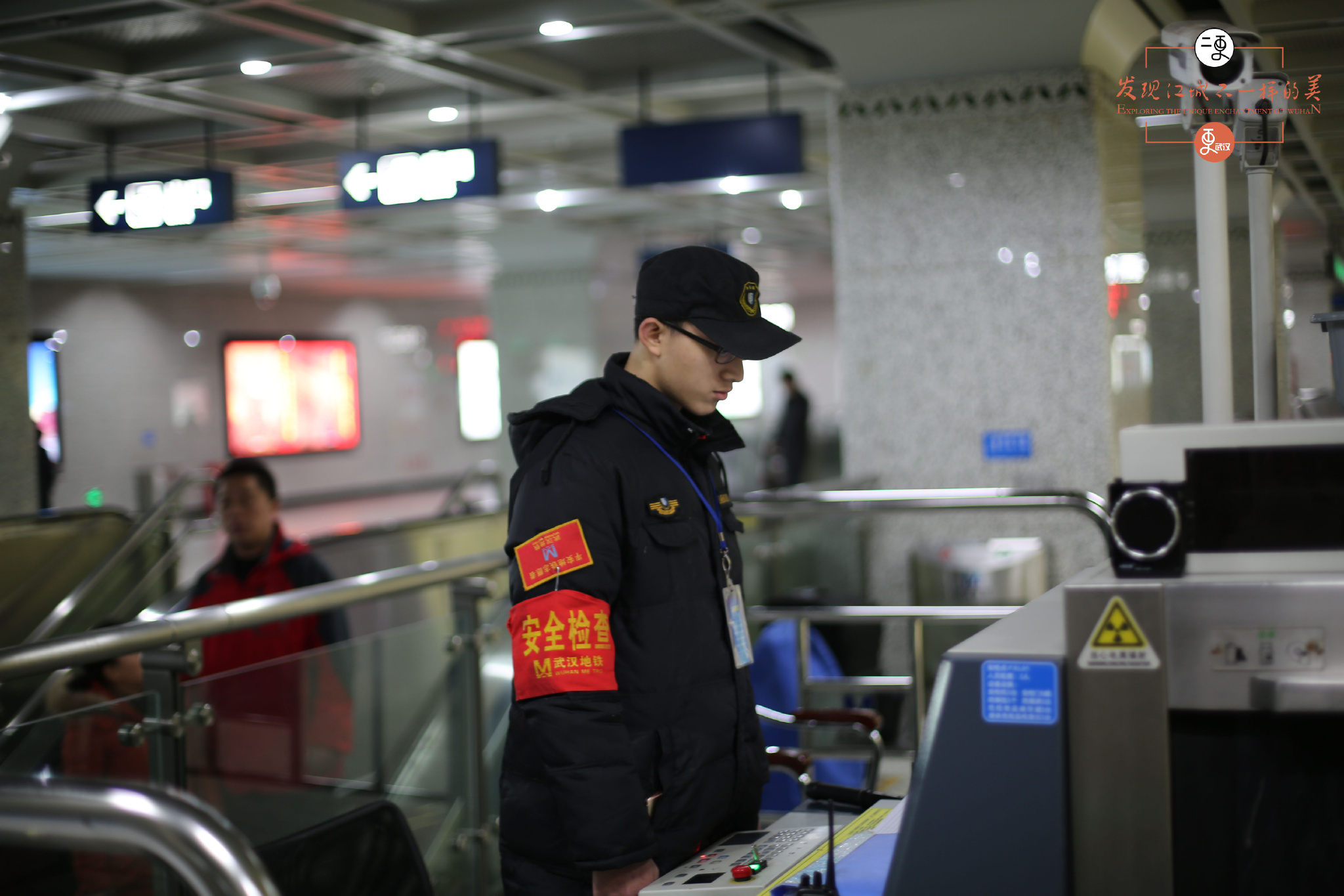 小哥哥说他每天要说几千句提醒,要弯几千次腰,这就是一个地铁安检员的