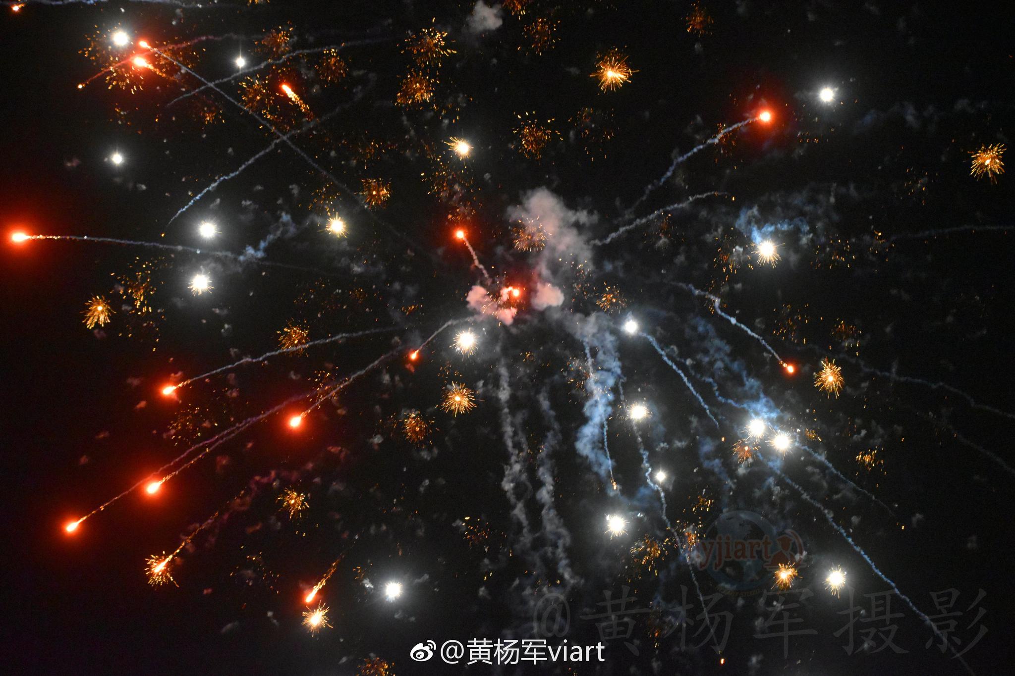 时光如烟花般转瞬即逝，那一刻的绚烂、那流逝的时光是否留有意义