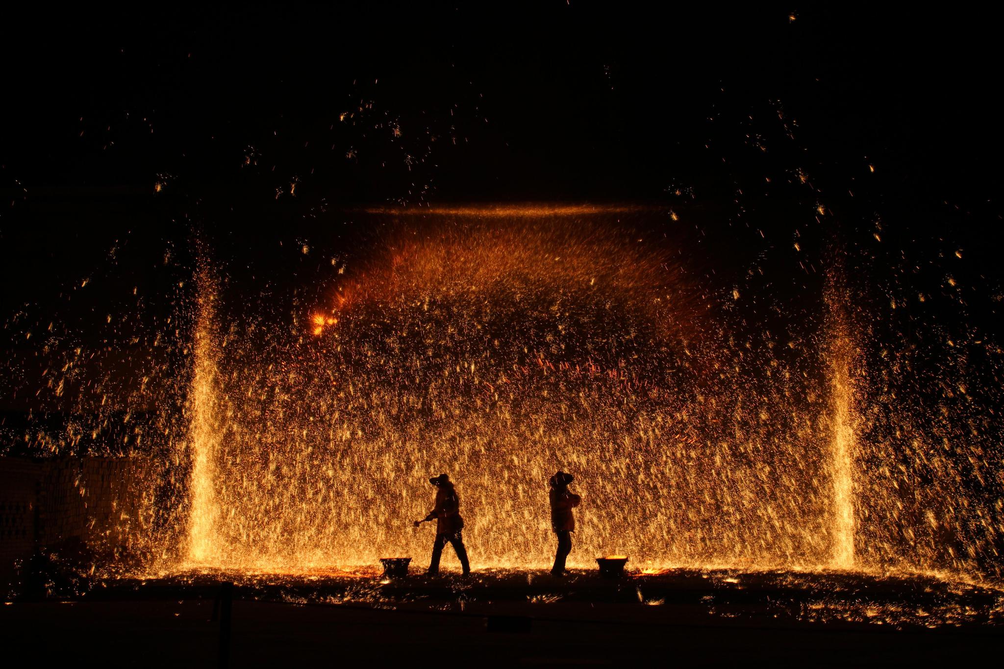 在衡水过年期间,最该看的一场表演,打树花,夜色下火花四溅
