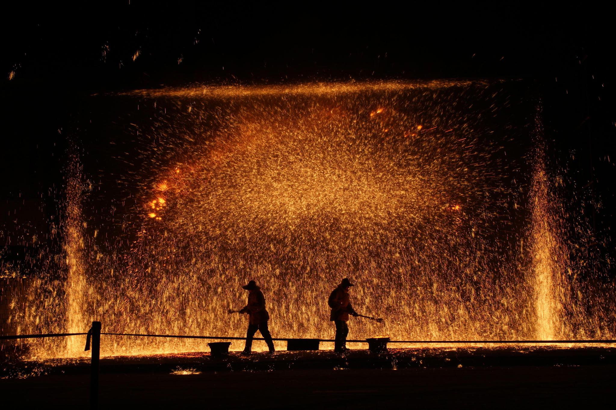 在衡水过年期间,最该看的一场表演,打树花,夜色下火花四溅