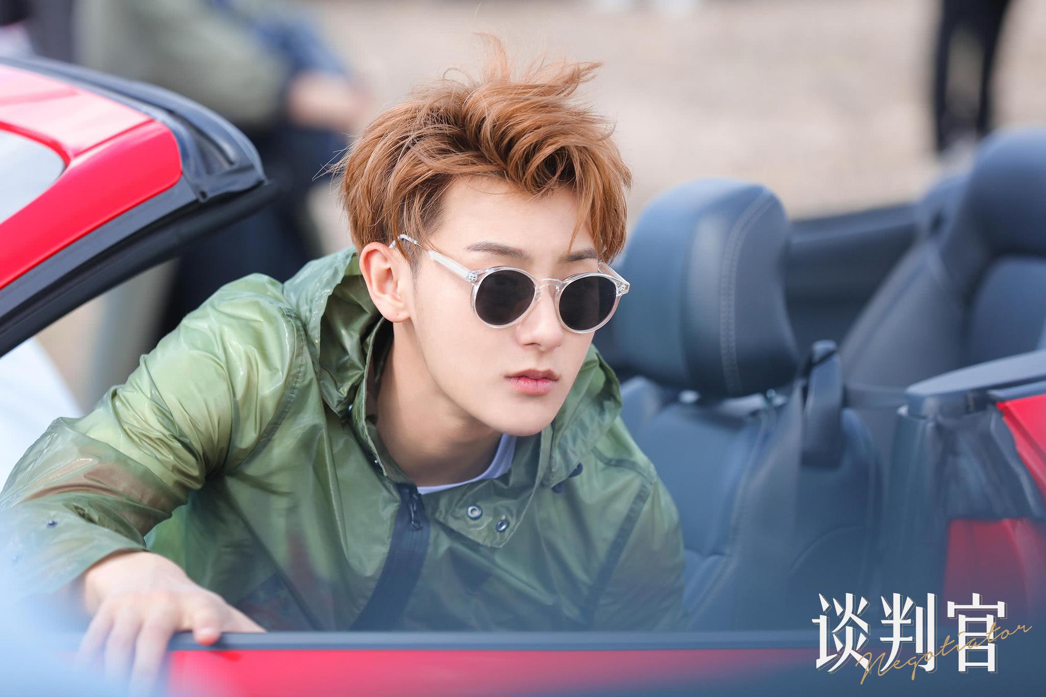 《谈判官》谢晓飞破产之后最大变化是头发