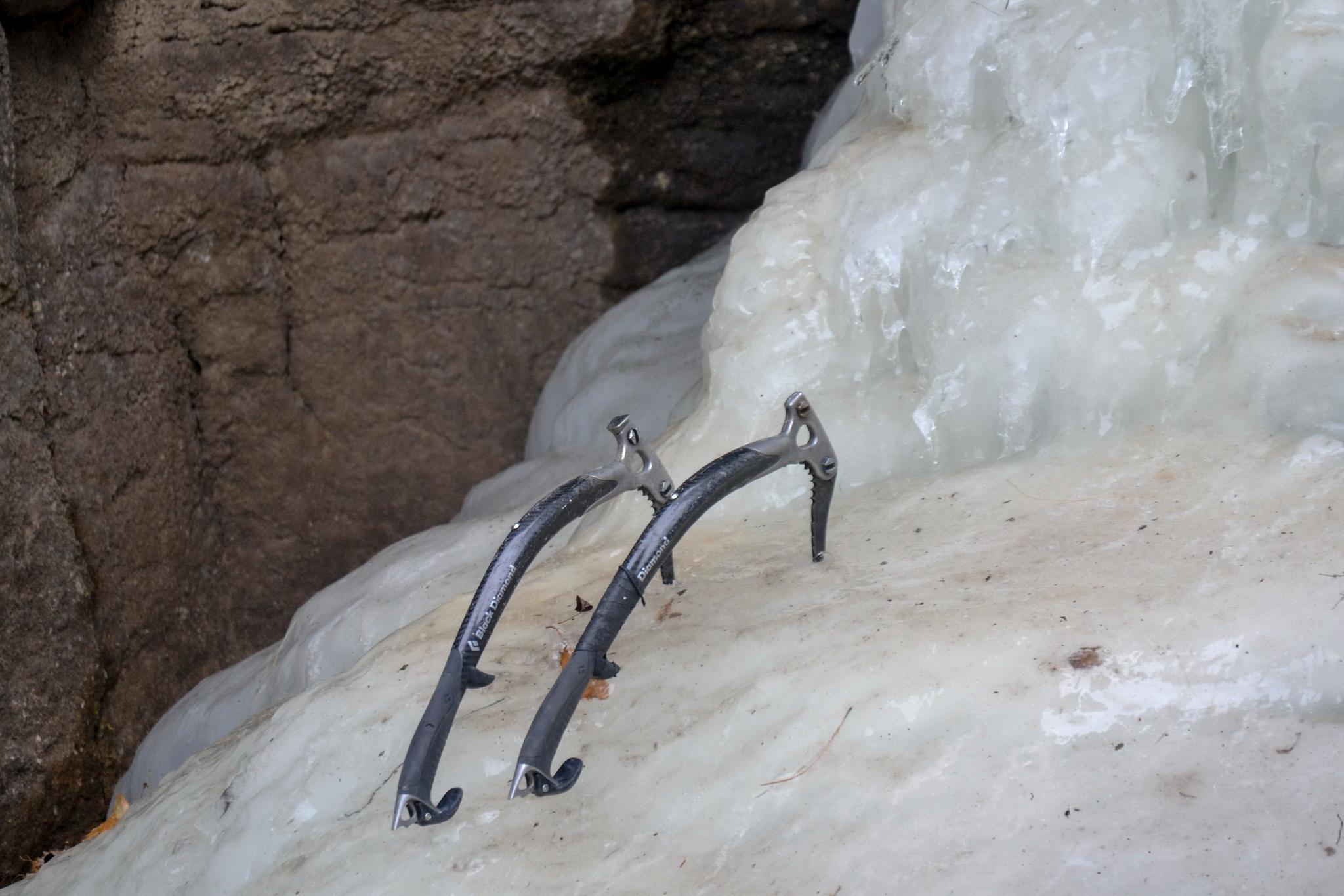 攀冰冒险队长在太行大峡谷征服140米的雪松,跳起冰瀑上的芭蕾