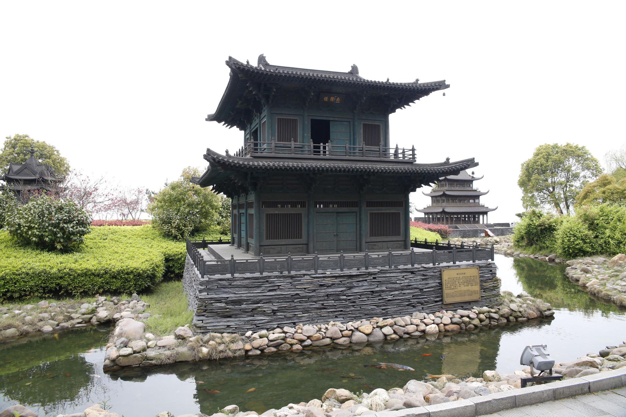 这些建筑用上百吨的青铜制作重现了五代风格迥异的岳阳楼