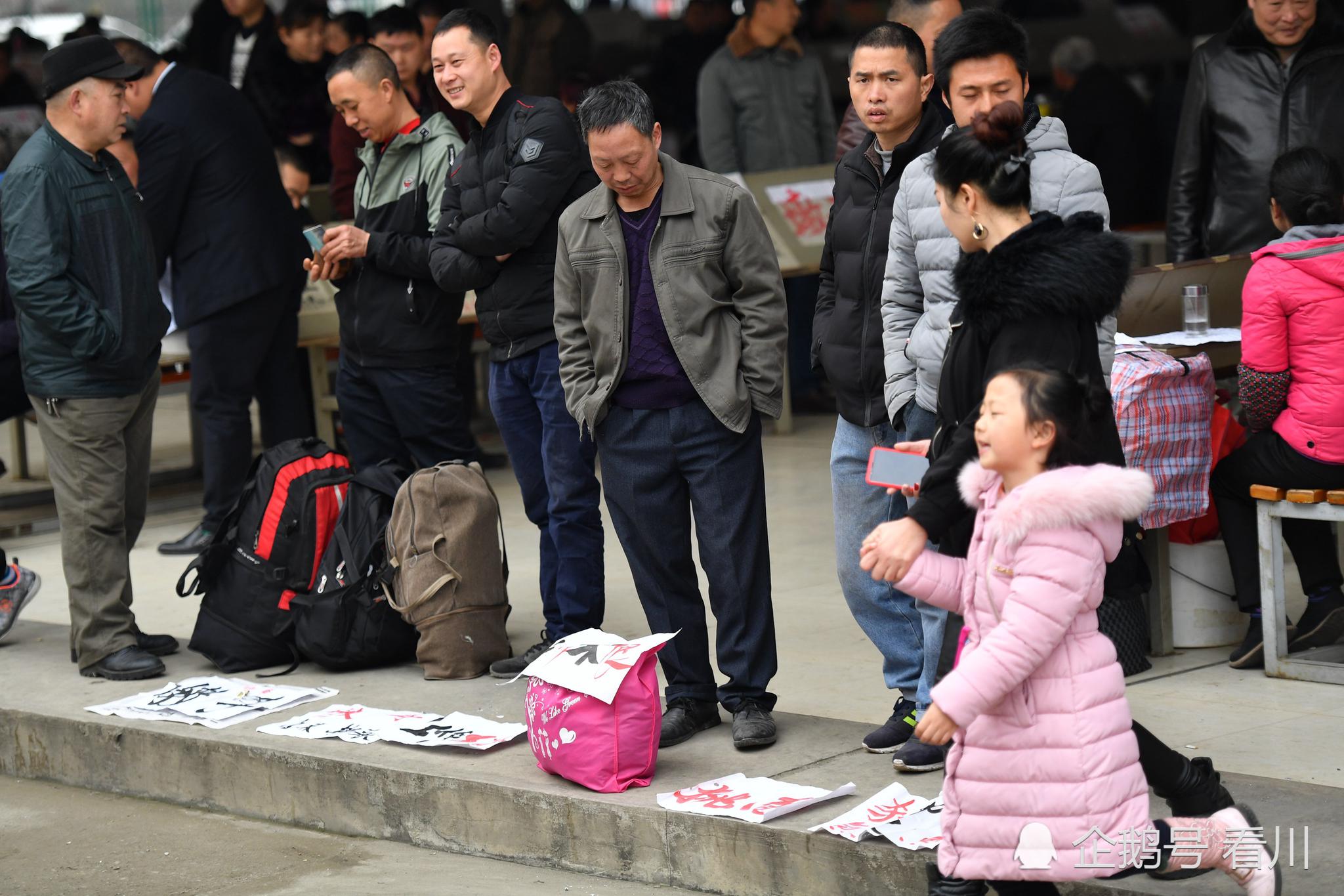 返城农民工将"简历"摆地上找工作,有的写"工作不限"