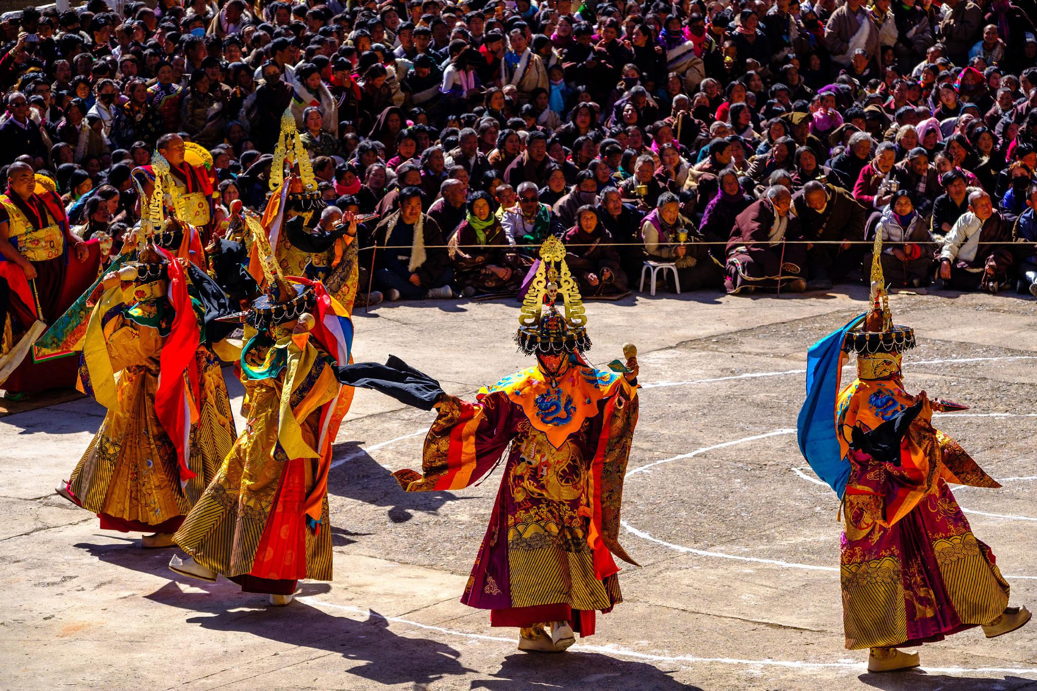 甘南贡巴寺的金刚法舞表演很隆重的仪式活动场面宏大