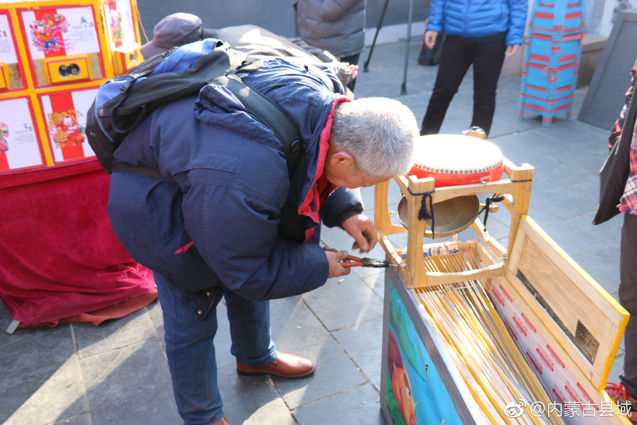 古稀老人拉洋片传递快乐