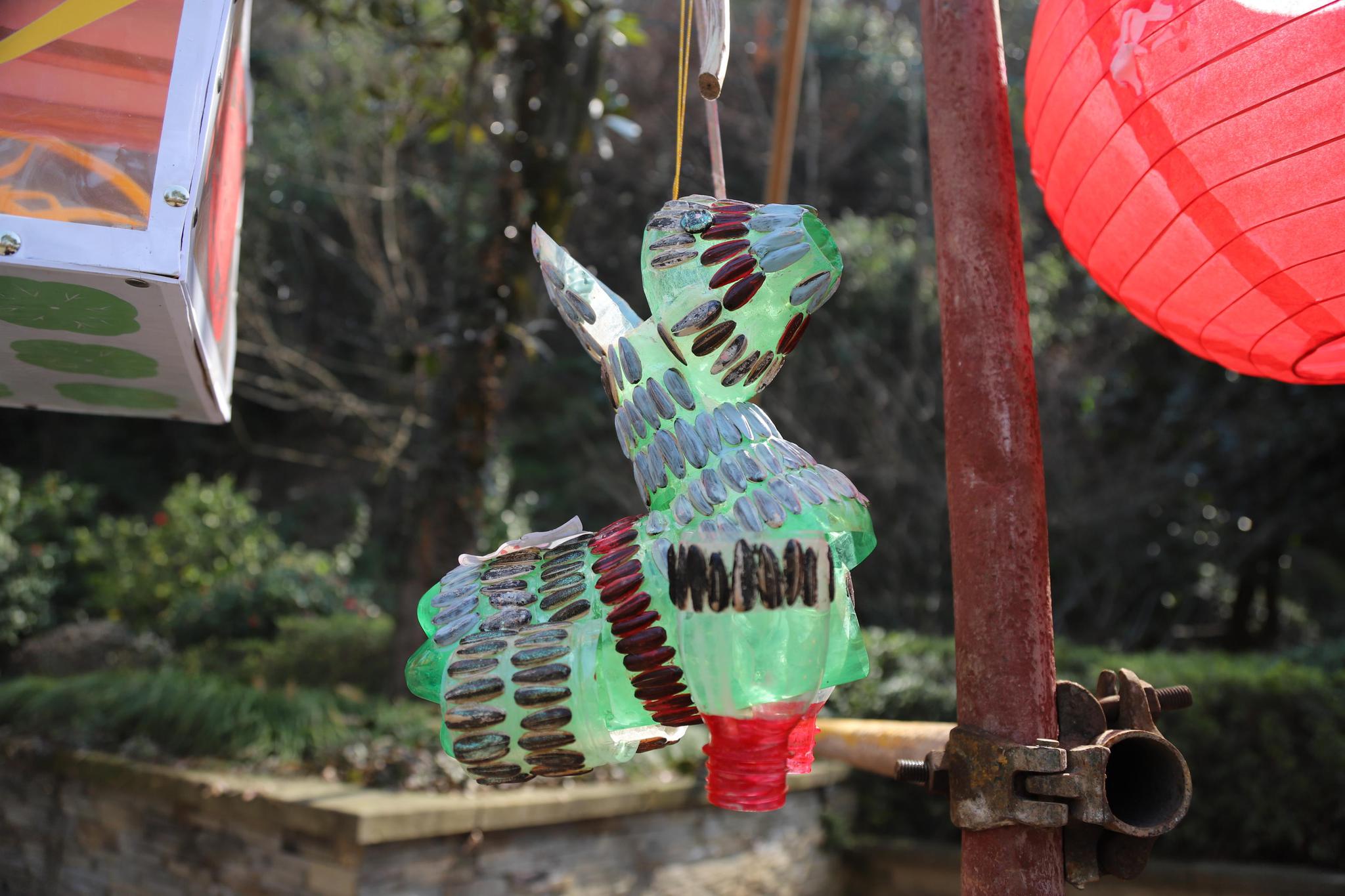 孩子们晒自己设计制作的元宵花灯 这废物利用的本领让人惊呆了