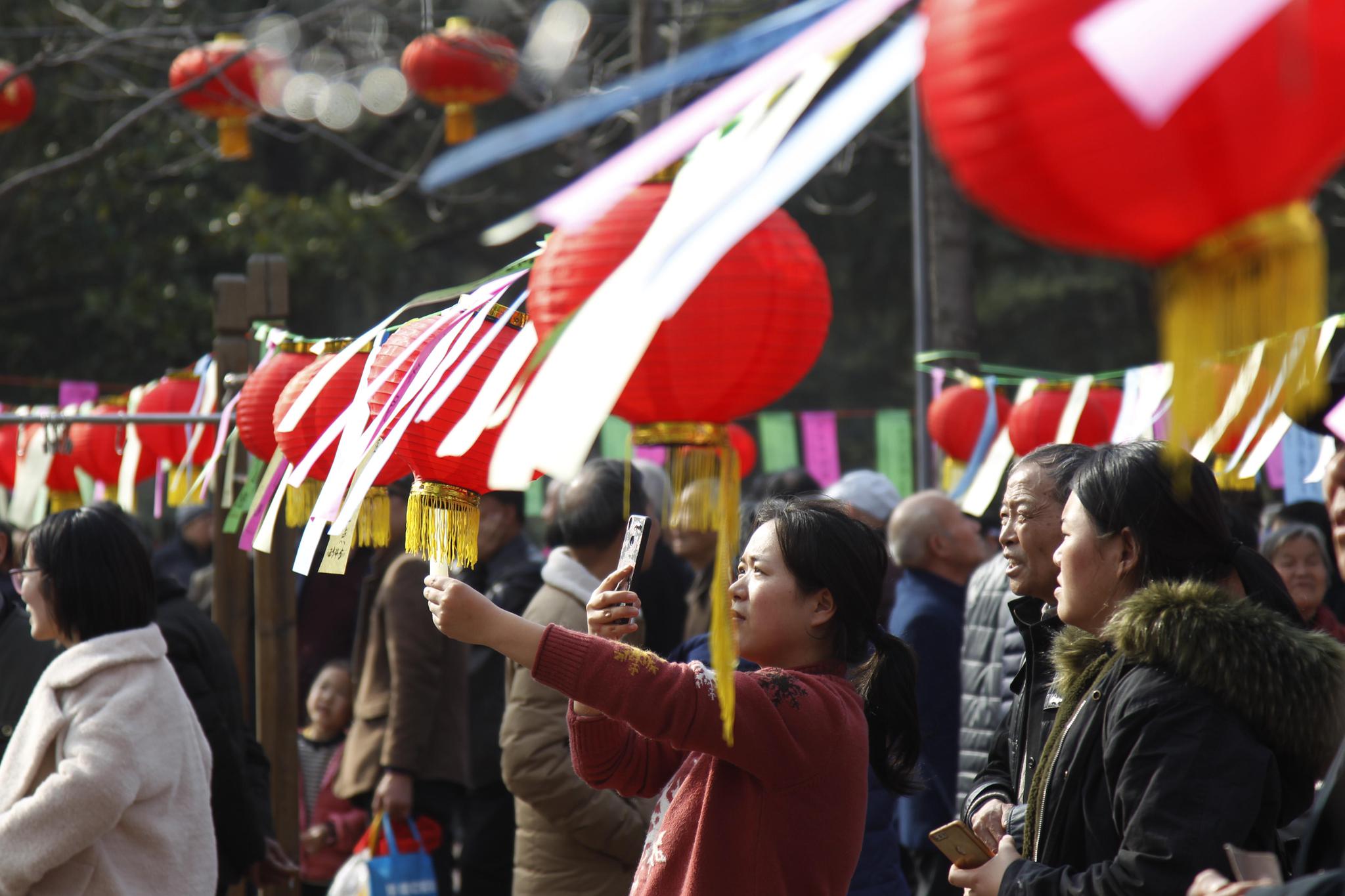 元宵节街头"灯谜阵" 专门"难为"市民
