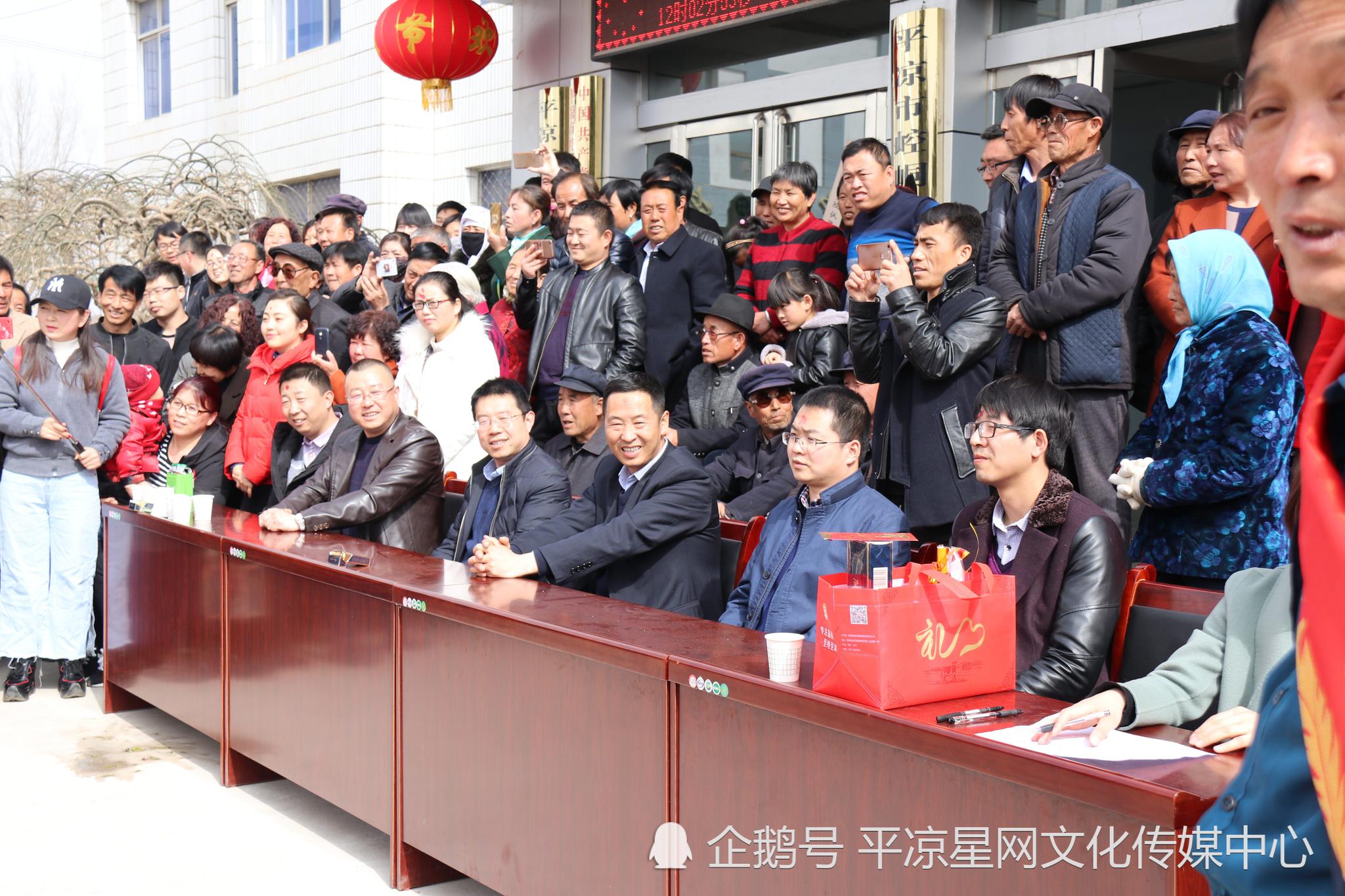 平凉草峰:政府搭台"社火"唱戏 万人观看盘活乡村文化