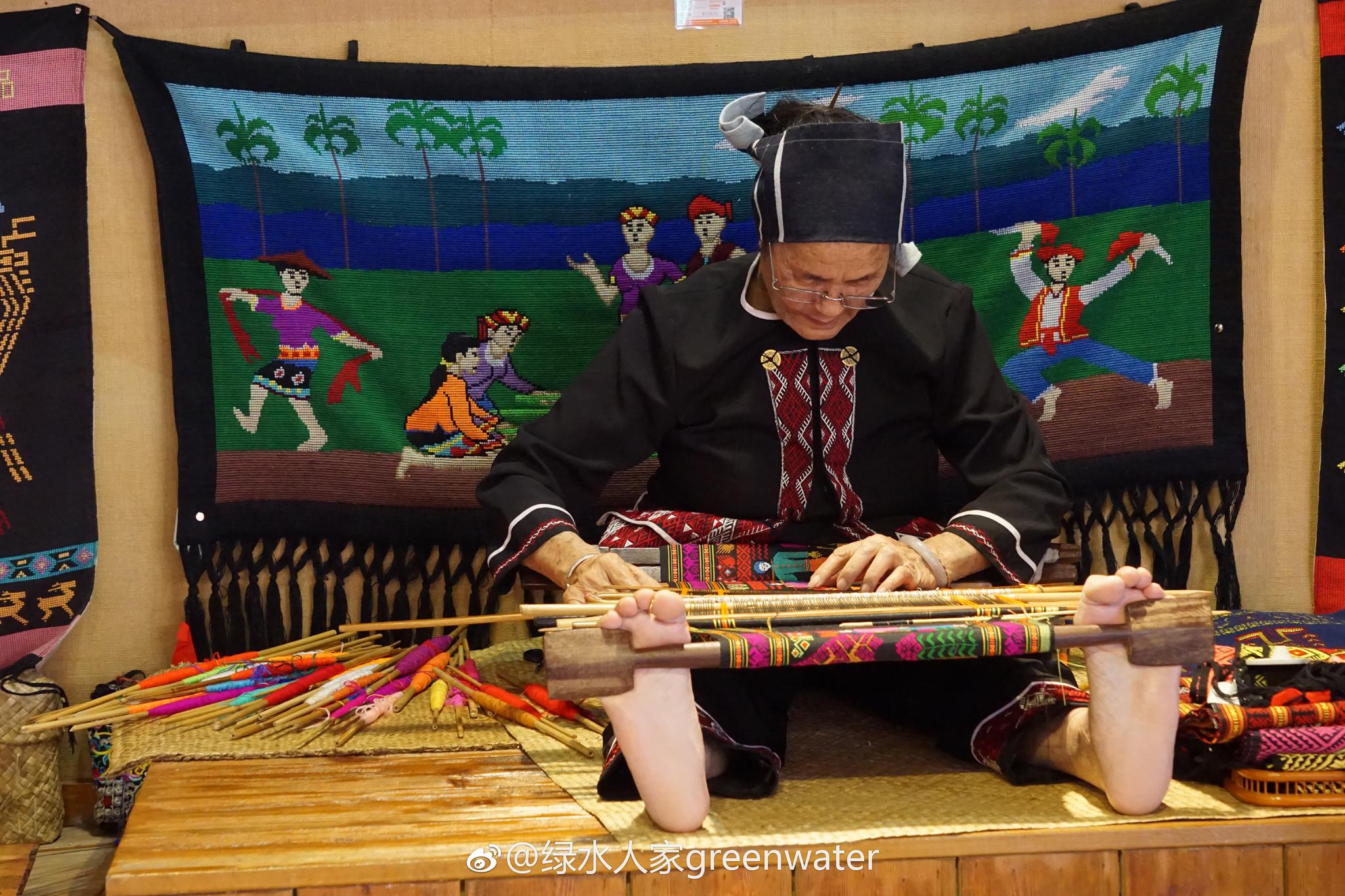 黎族是海南岛原著民族,在海南的历史至少已有三千多年