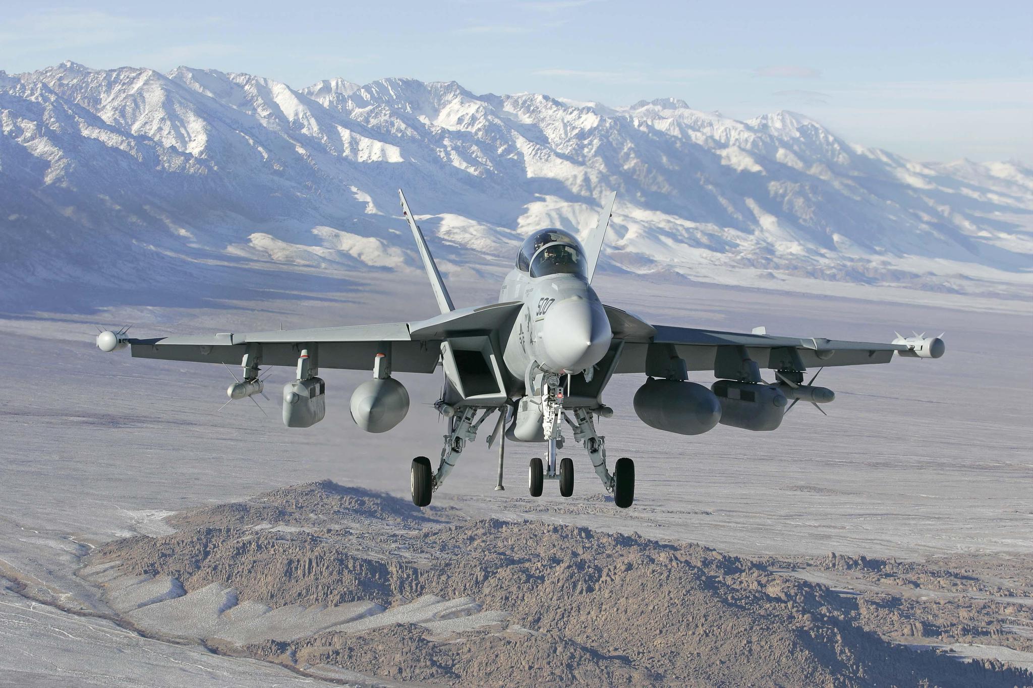 波音公司的f / a-18e和f / a-18f超级大黄蜂是目前美国海军航空母舰