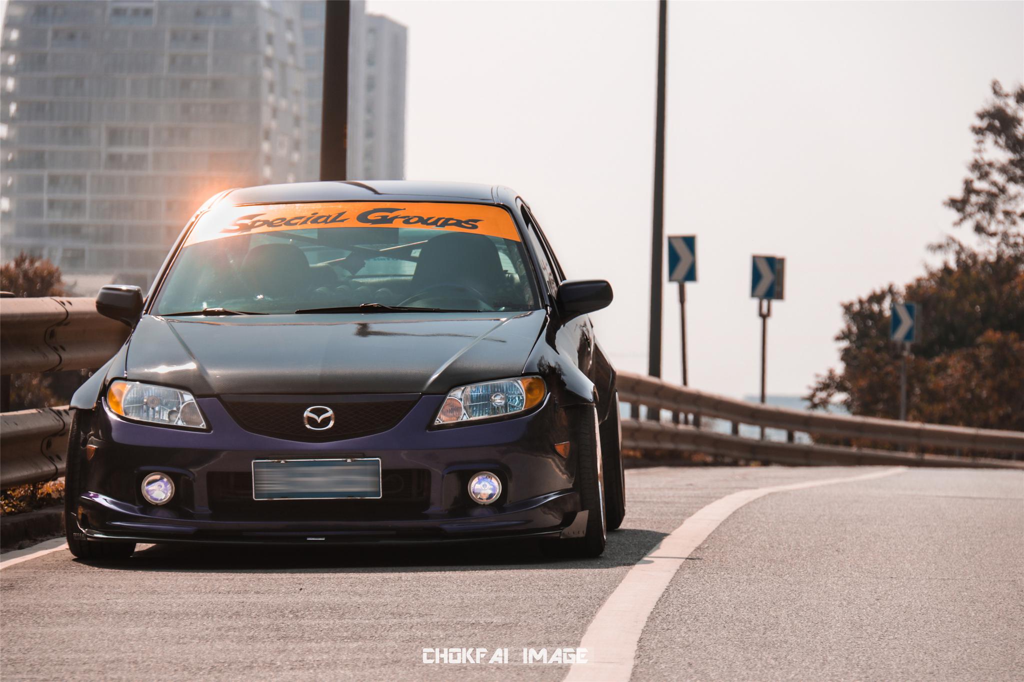 亲手将爱车打造成姿态大王战斗格的马自达323真是帅气十足