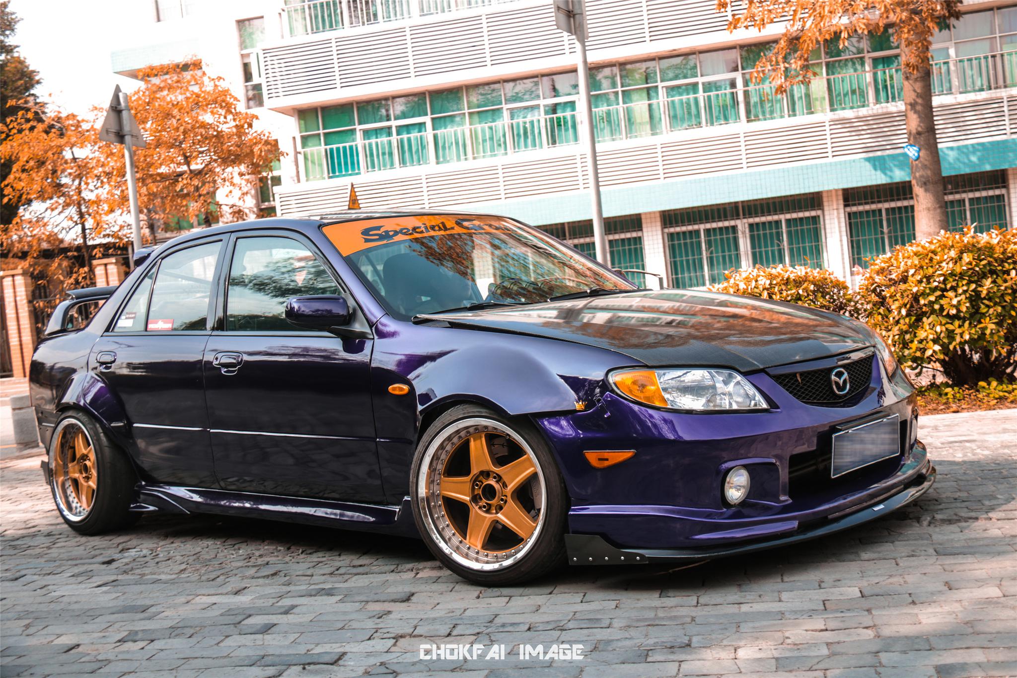 亲手将爱车打造成姿态大王战斗格的马自达323真是帅气十足