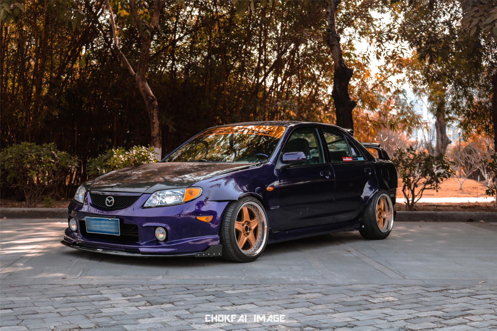 亲手将爱车打造成姿态大王,战斗格的马自达323真是帅气十足!-新浪汽车