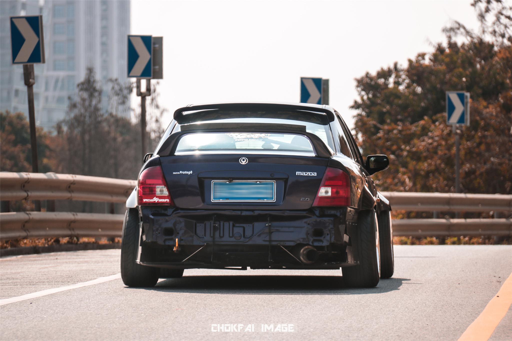 亲手将爱车打造成姿态大王战斗格的马自达323真是帅气十足