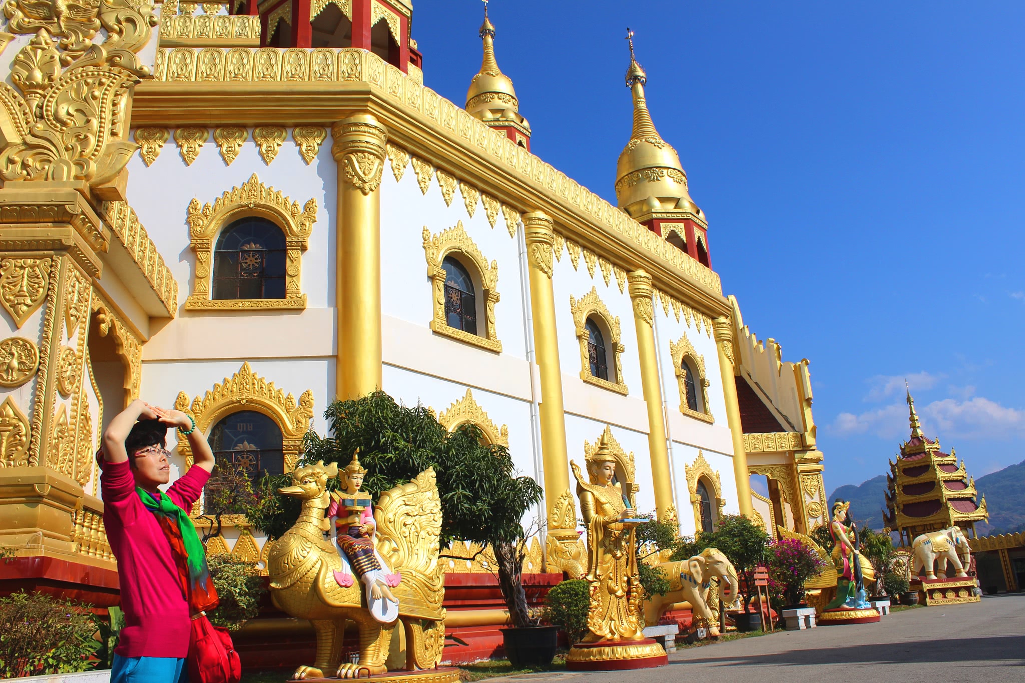 芒市勐焕大金塔金碧辉煌气势非凡的傣王宫式建筑