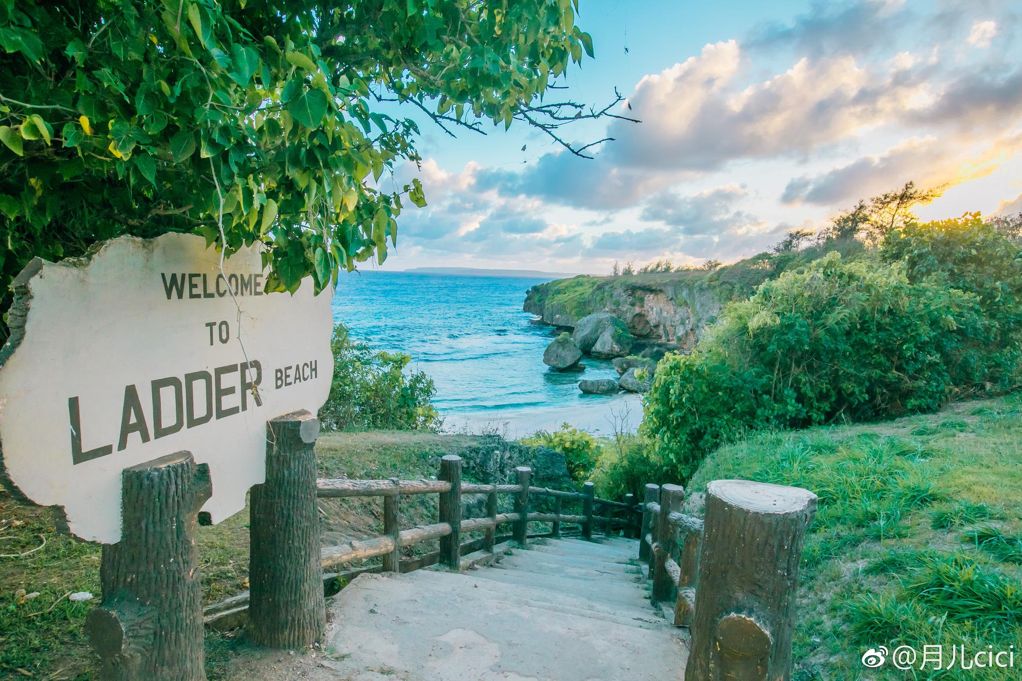 鳄鱼头海滩位于塞班岛的北部,因形似鳄鱼而得名,远远望过去
