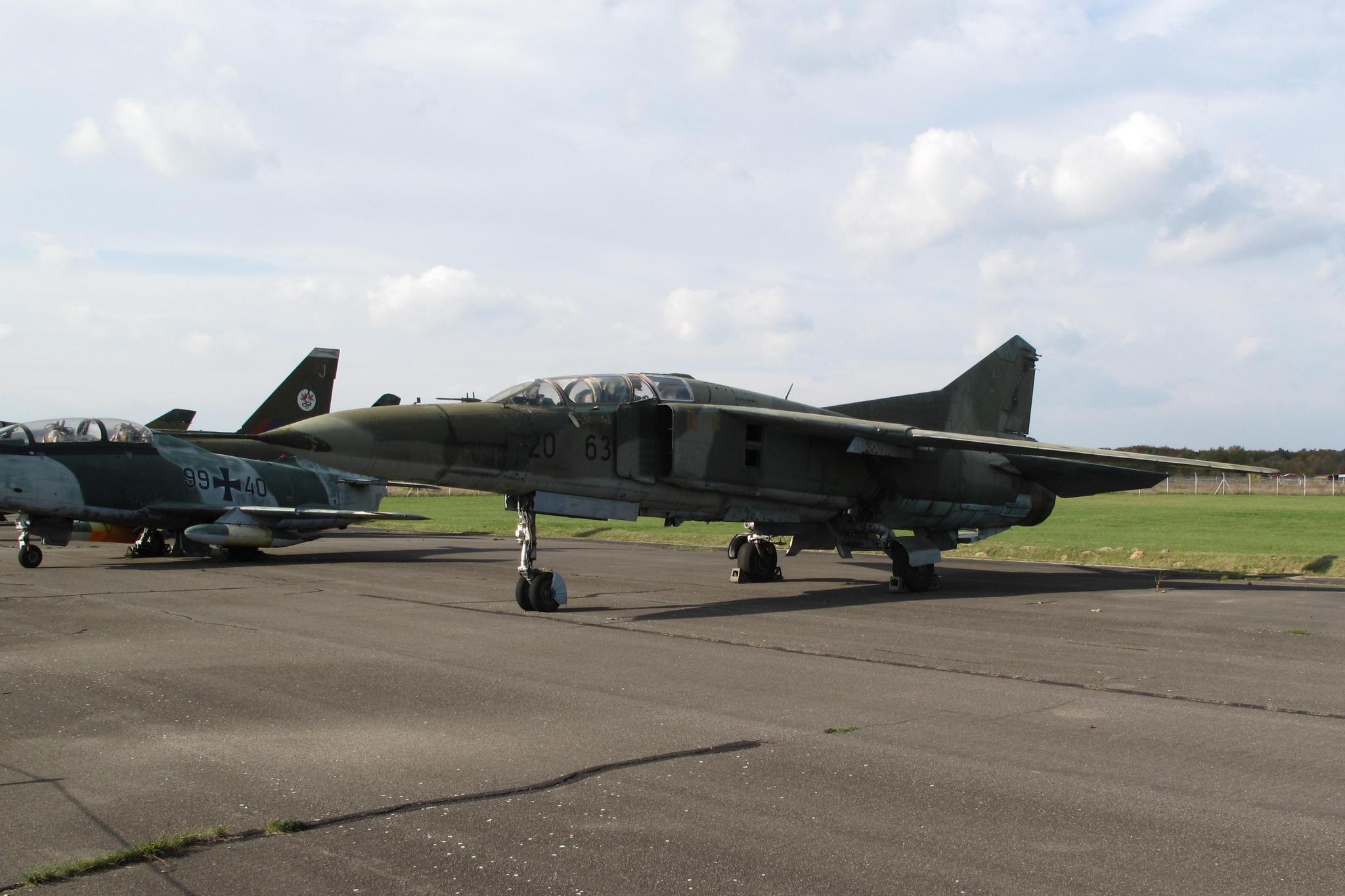 米格战机为何头顶一面小镜子?设计简单却又充满智慧