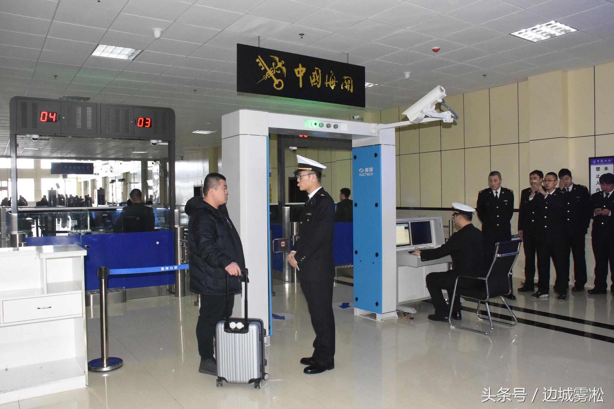 哈尔滨海关黑河口岸旅检现场开展防范核及其他放射性物质进境演练