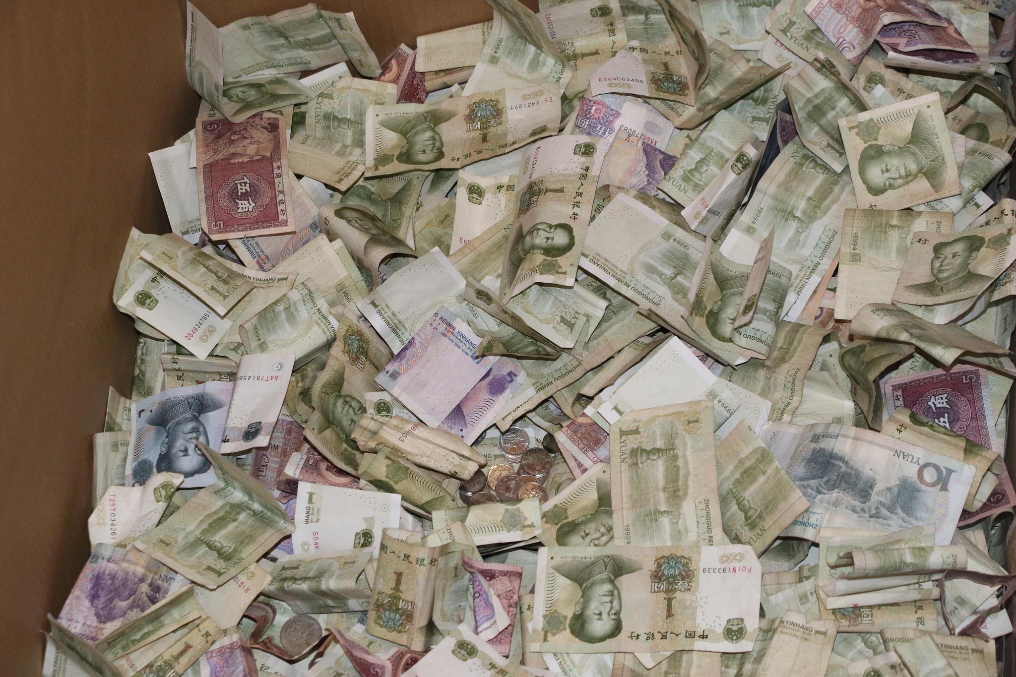 庙会临时放多个纸箱当功德箱塞满1元钱纸币
