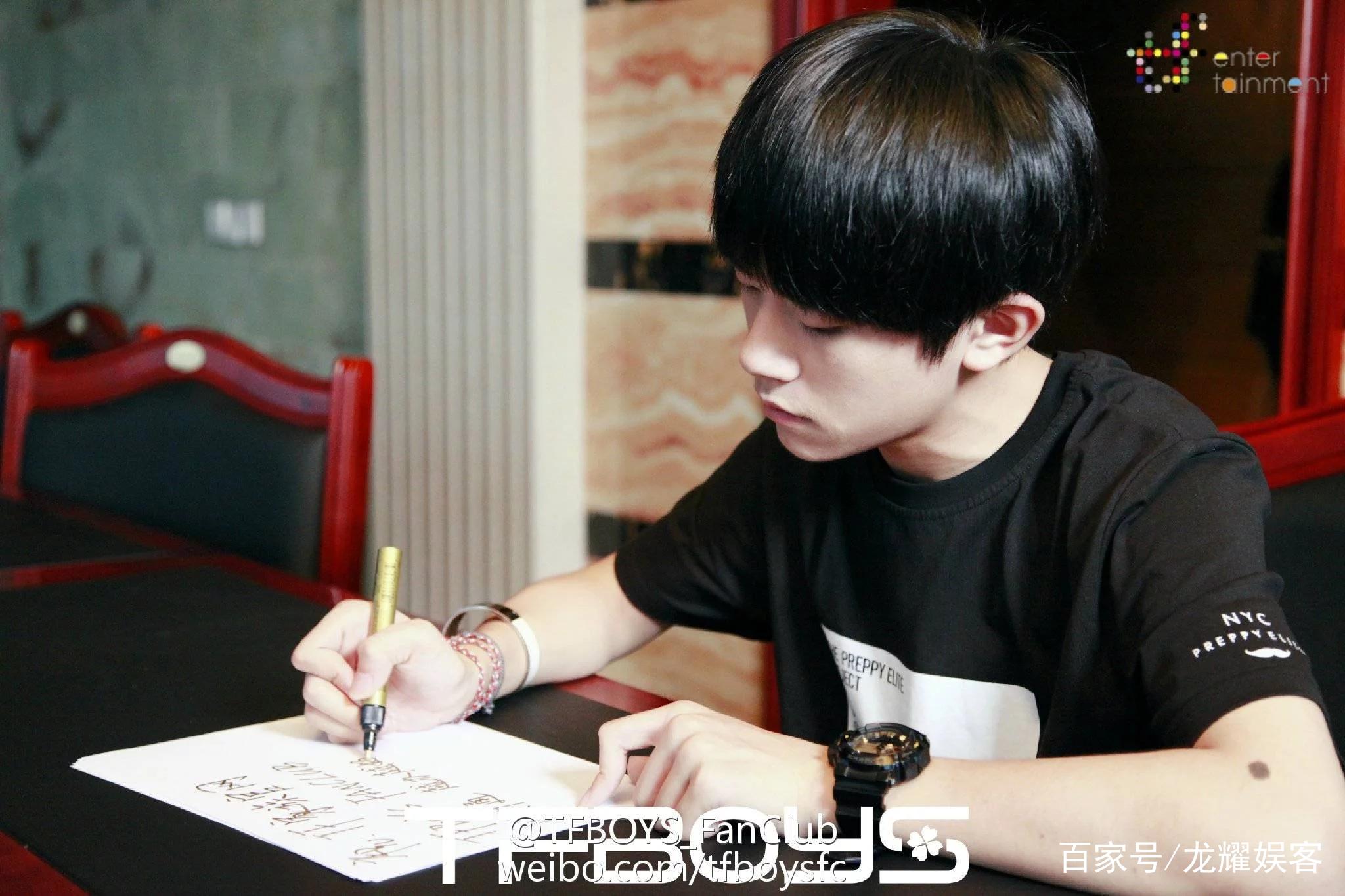 其实易烊千玺平时无论做什么事都会很认真,看到千玺写字的样子,是不是