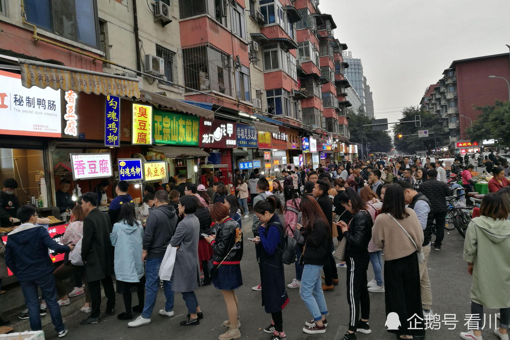 大学校园外现"最牛小吃街",每天排队从白天排到晚上