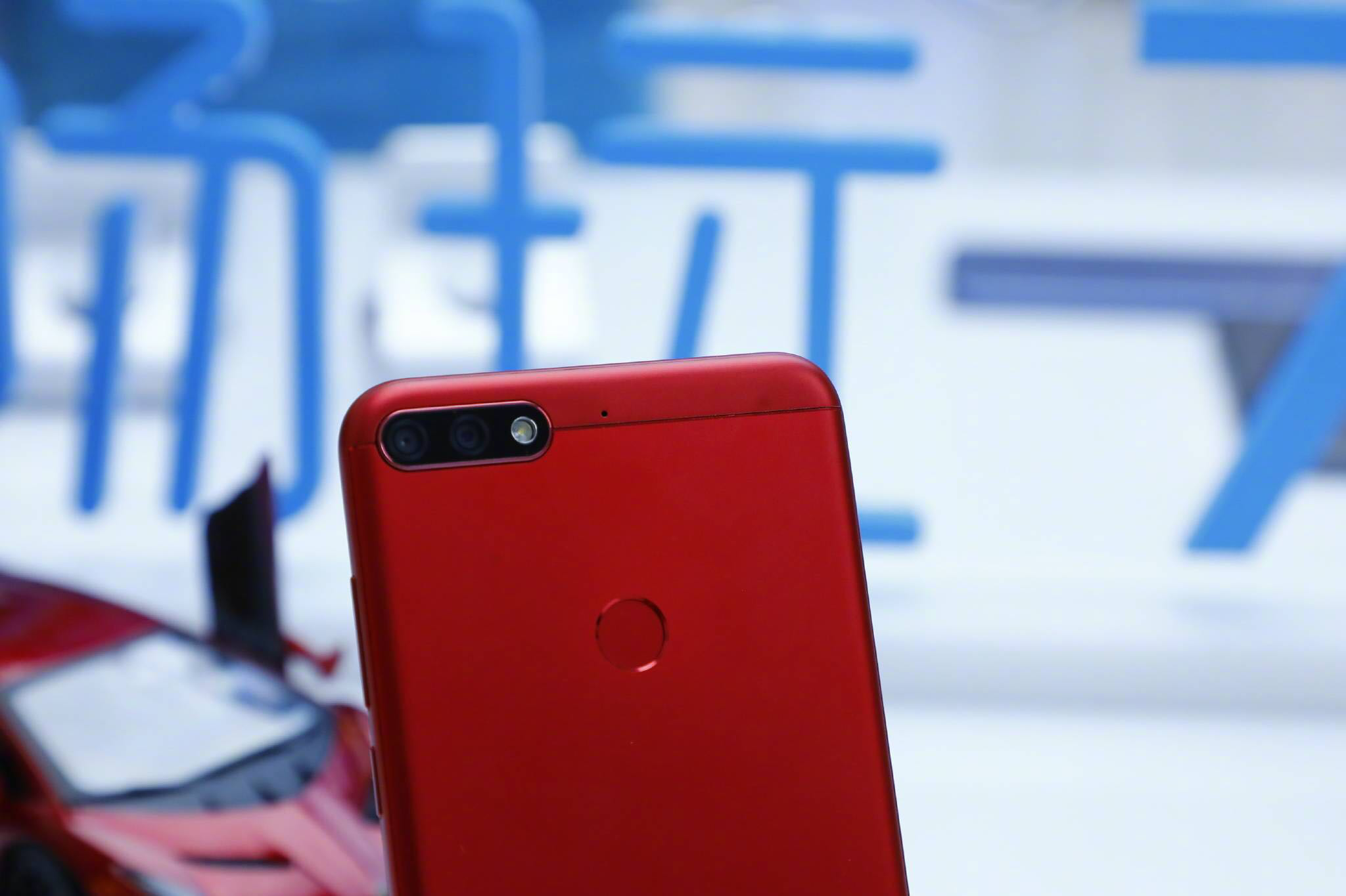 高颜值 荣耀畅玩7c 红蓝配图赏