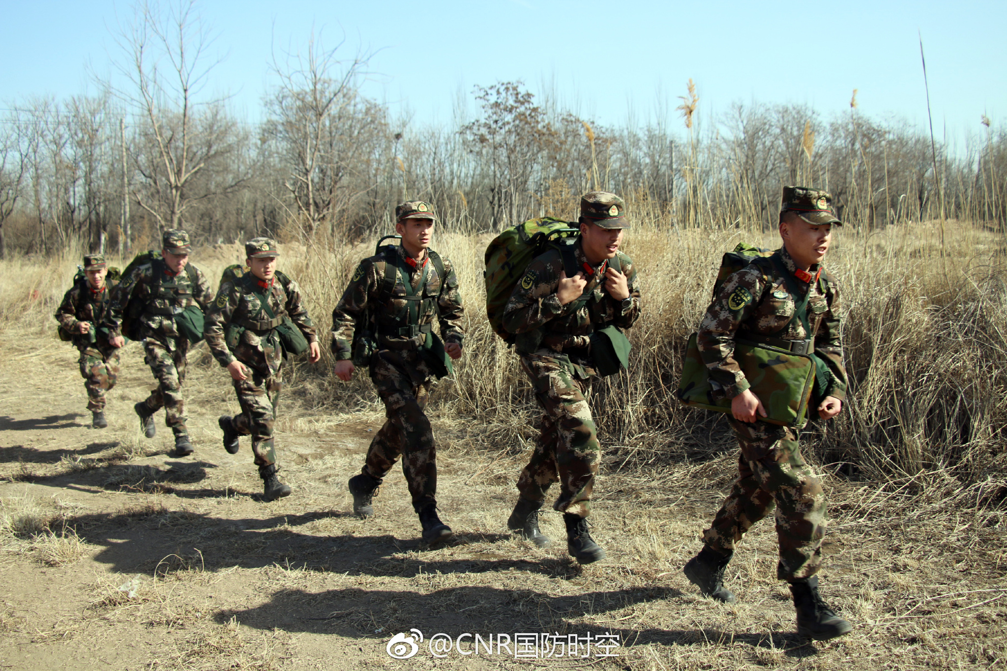 看兵哥哥野外如何做"大餐"|炊事|炊事员|部队_新浪新闻