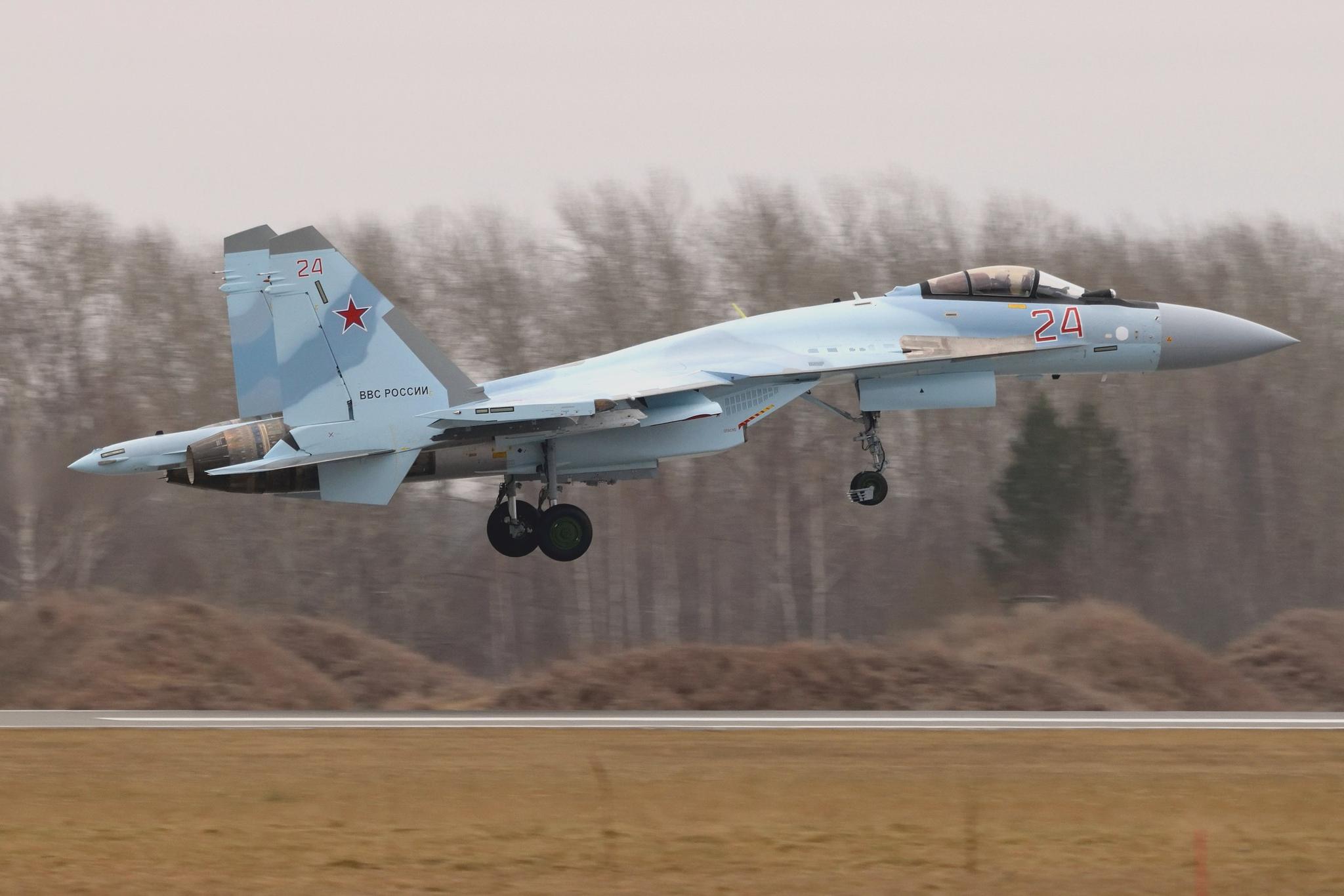 又一批"终极侧卫"服役:俄西部军区再接收6架苏35s