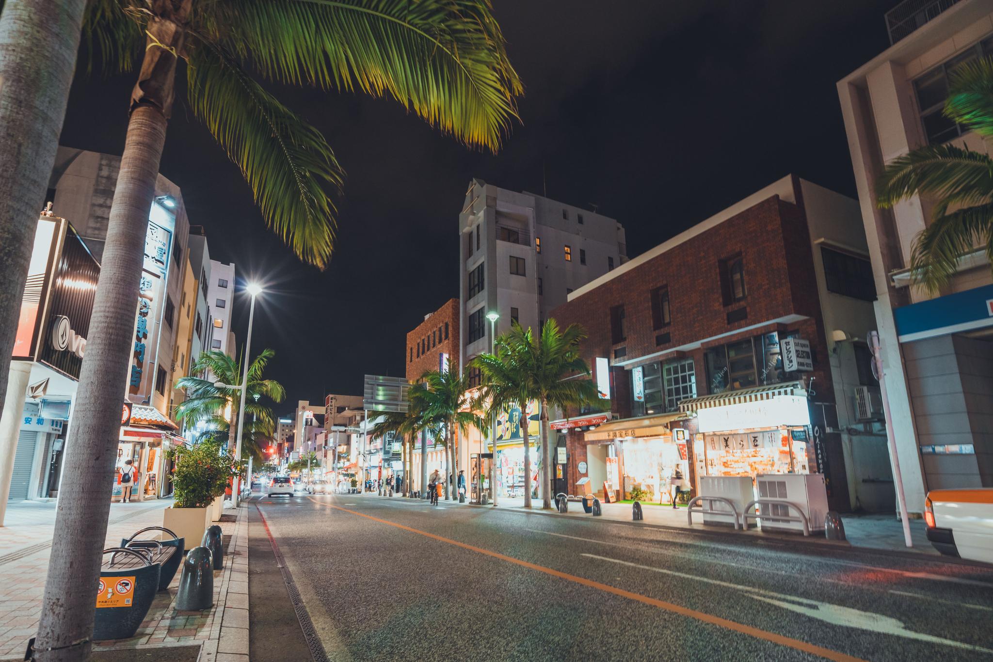 实拍!日本冲绳最繁华商业街上,90%都是中国游客!