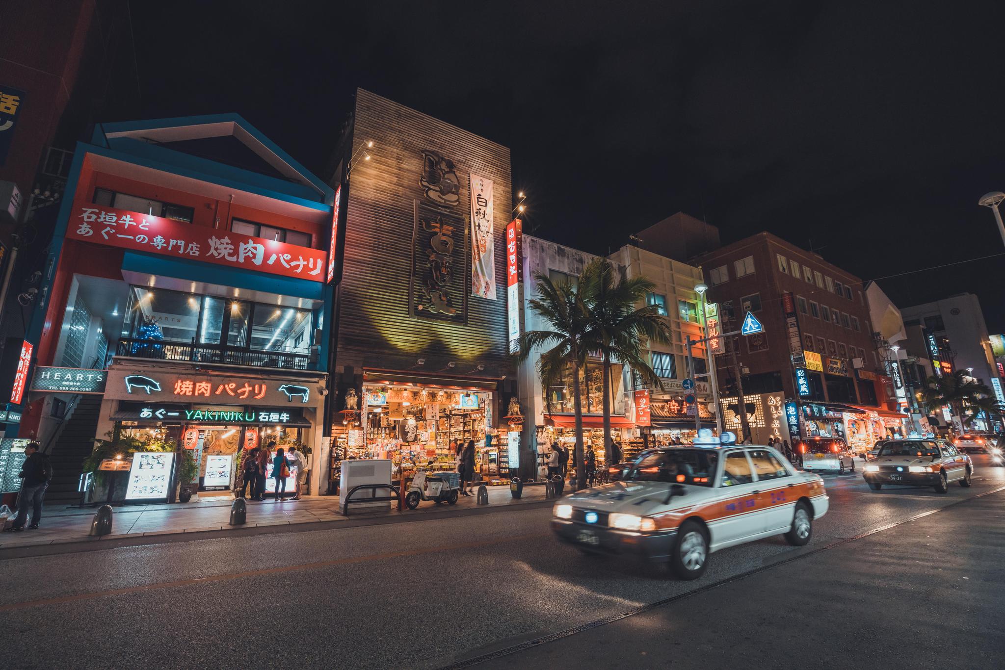 实拍!日本冲绳最繁华商业街上,90%都是中国游客!