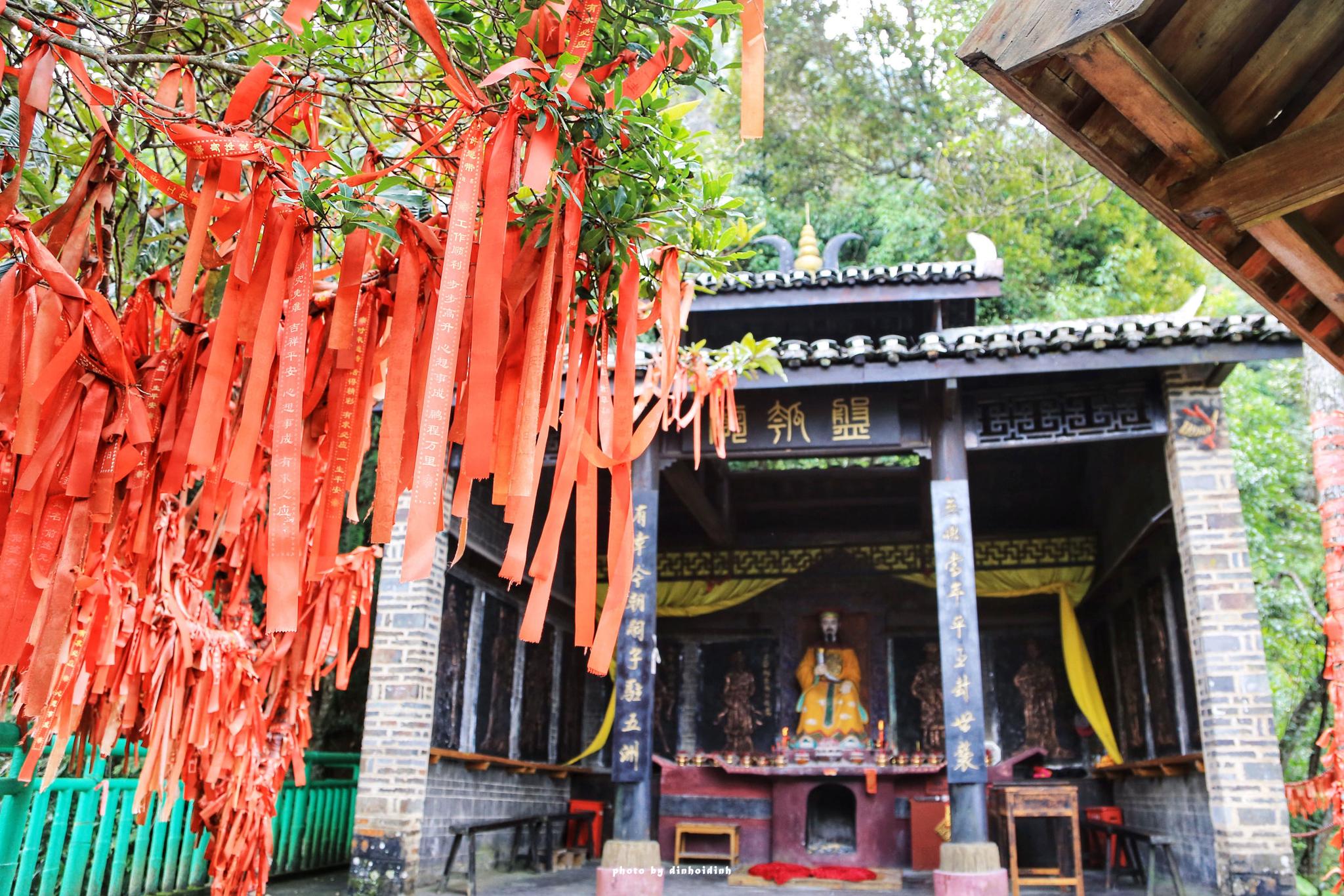 在景区内有整个金秀唯一一座纪念瑶族祖先盘王的寺庙--盘瓠庙,也成为