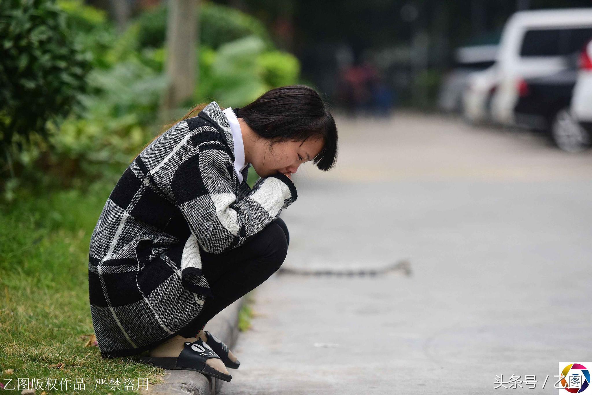 18岁女孩已经是2岁孩子的妈妈,一脸稚气携子求医,却不知所措