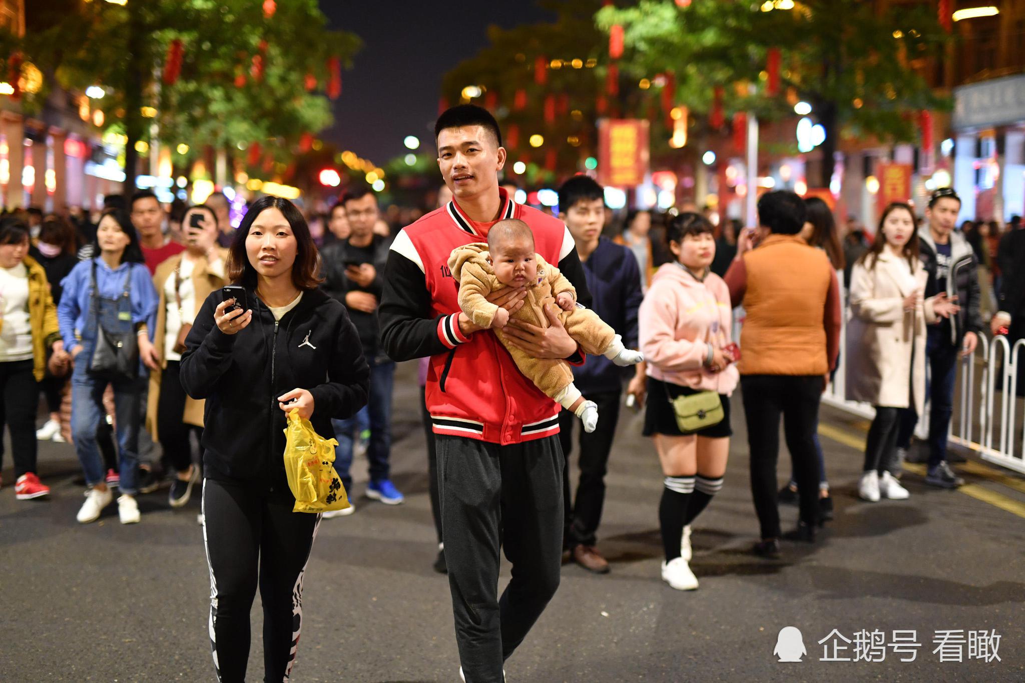 两个活力美女开心地在街边凹造型,自信满满,魅力绽放.