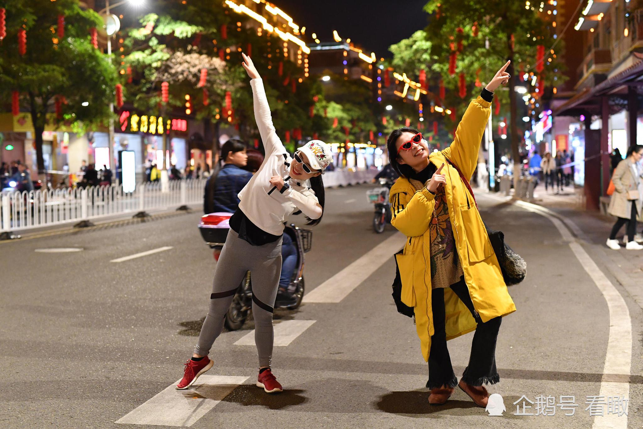 元宵灯会人实在太多,活力美女只能等人群散了,深夜出街凹造型