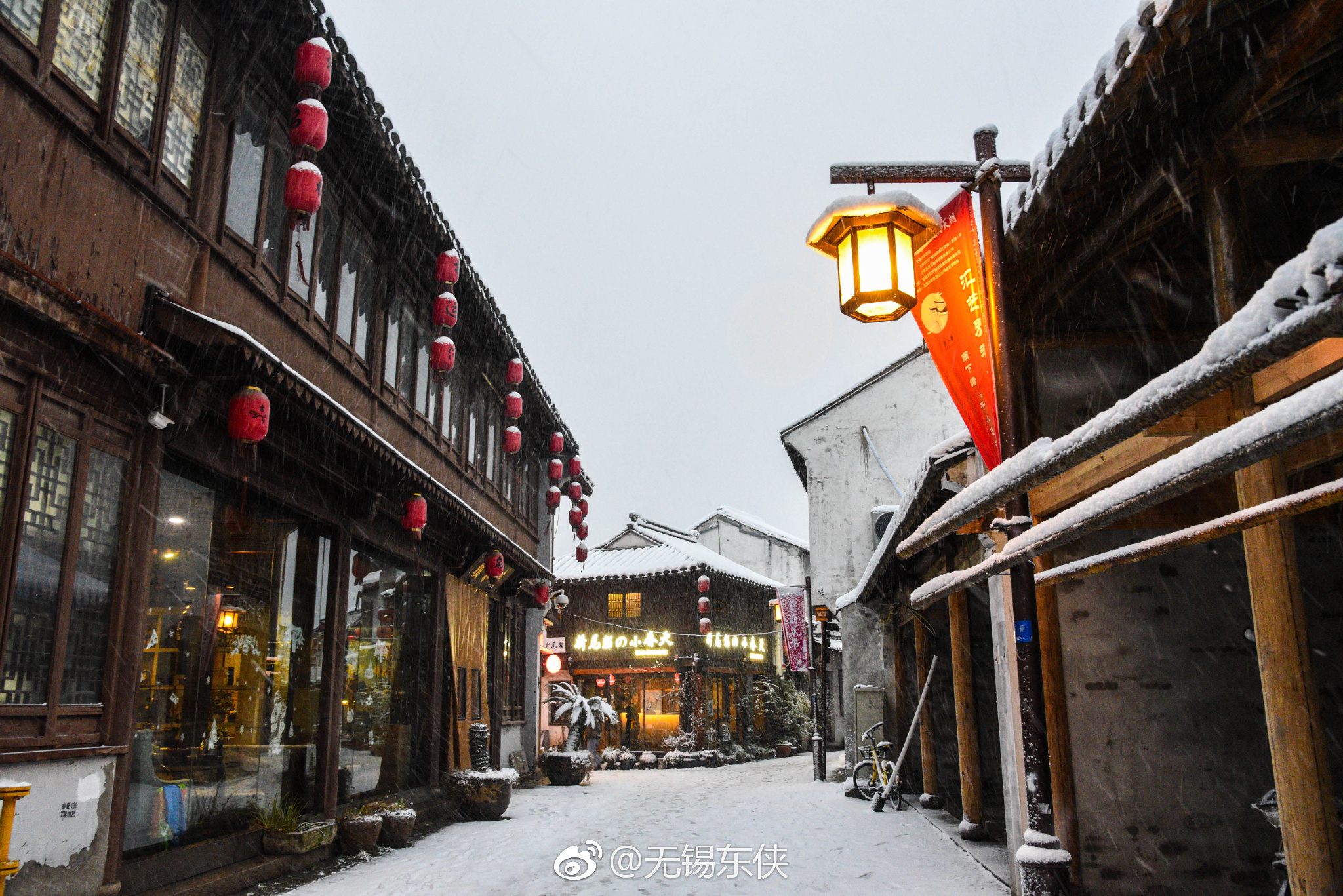 傍晚时分华灯初上古运河畔清名桥的大红灯笼依旧高高挂