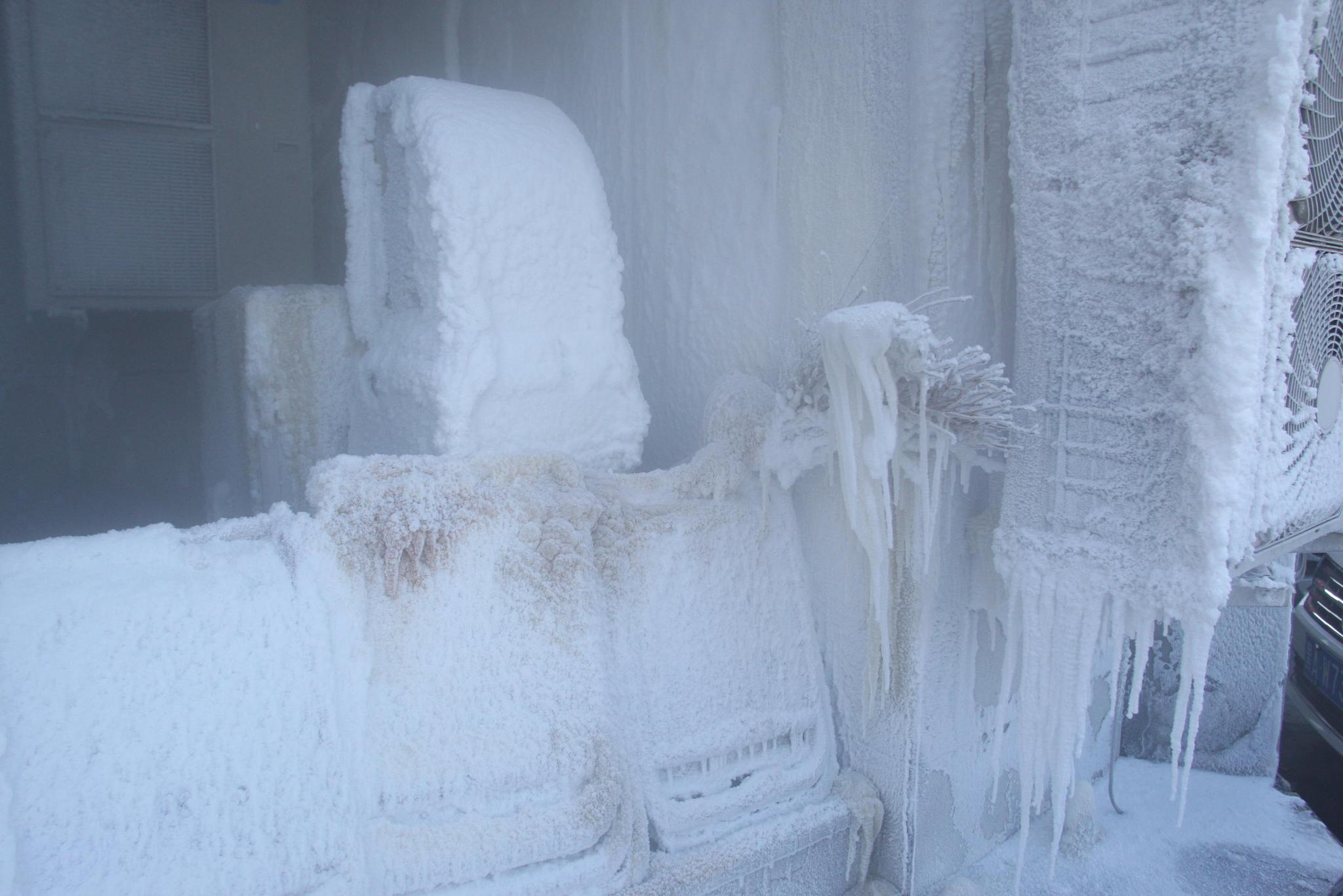 这天太冷了空调都结冰了如同进入冰河时代