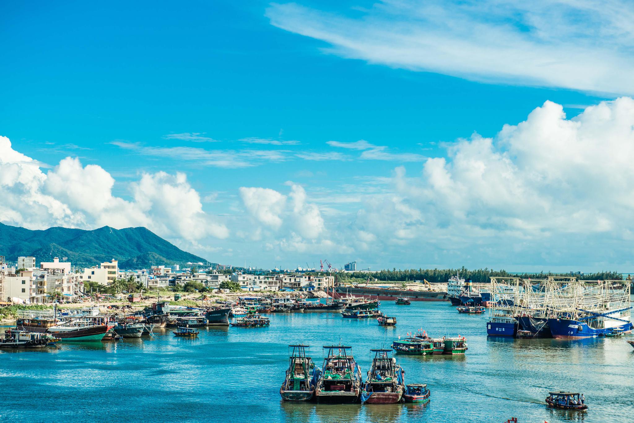 从三亚至崖城渔港可以打车也可以坐58路公交车前往,找不到公交车站没