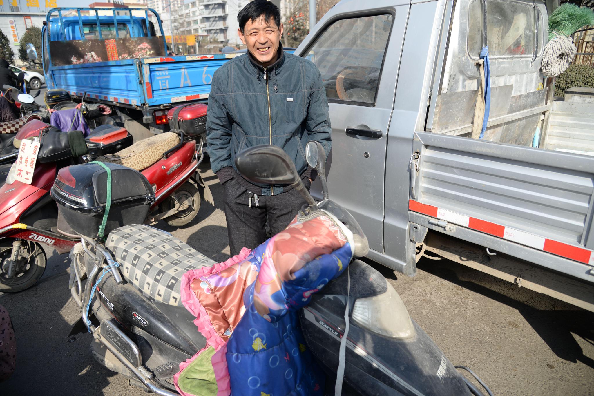 正月初三开始男子便站在路边等活儿:15年没和家人一