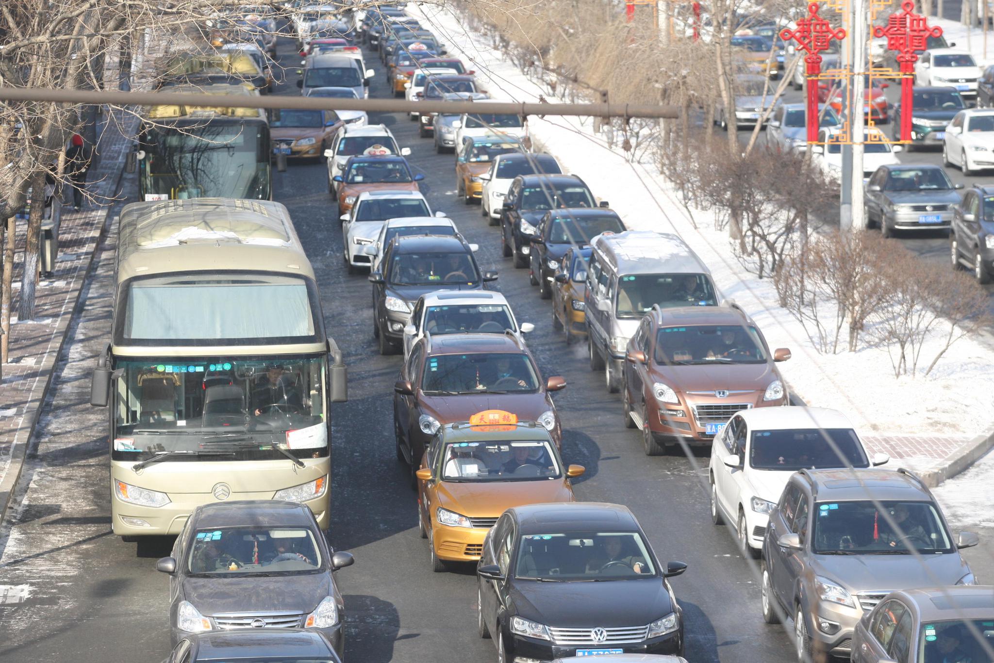 学生晚到校,上班早高峰,残留冰雪,冰城交通怎一个"堵"字了得