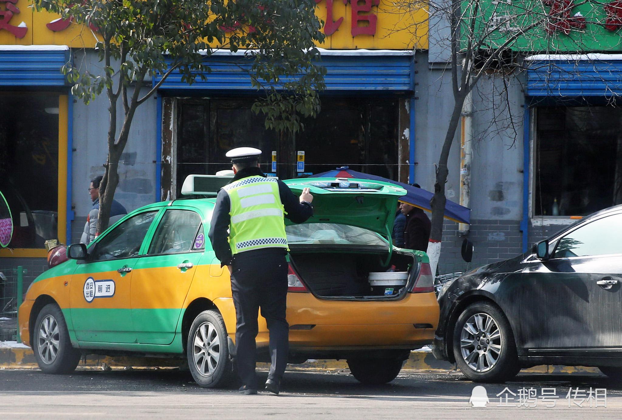 路边出租车打开后备箱 原来是为防拍照