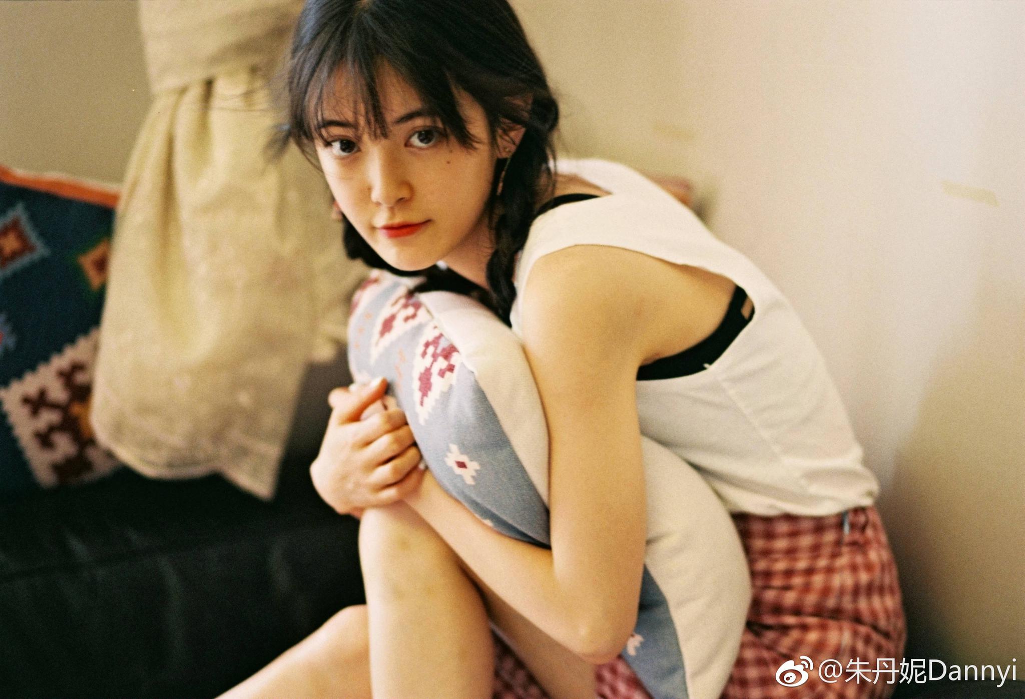 " 出镜:@朱丹妮dannyi 摄影:@tataooozi- 673/ 8"早知道就给你糖了