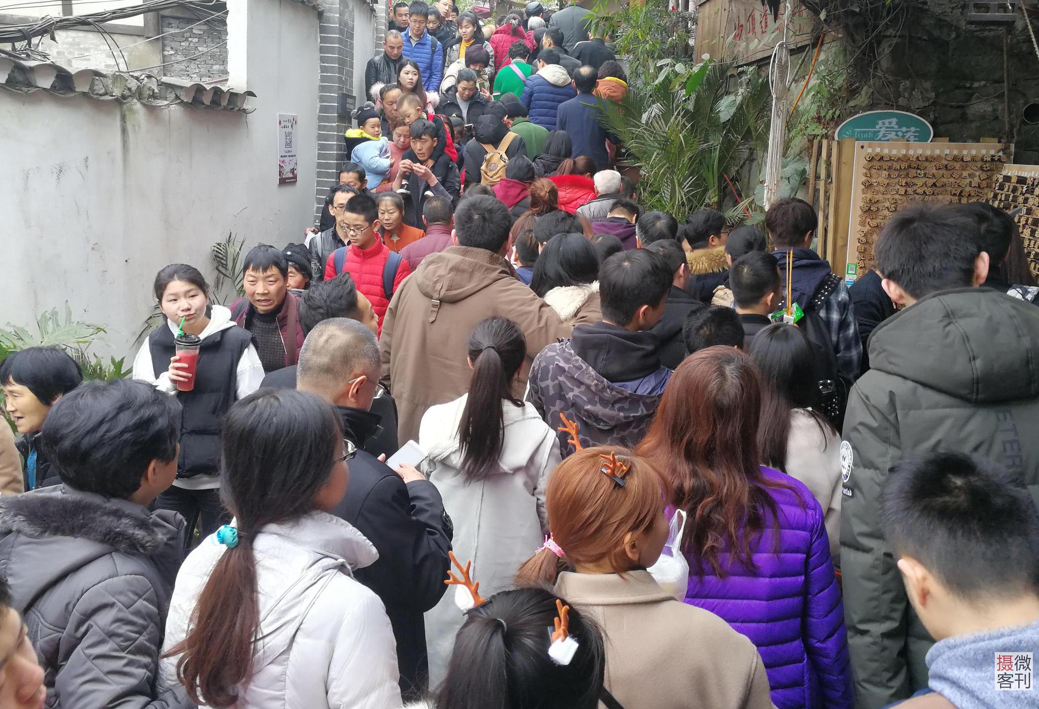 古镇小道游客人挤人 小孩子3小时脚不落地|磁器口古镇|古镇|旅游_新浪